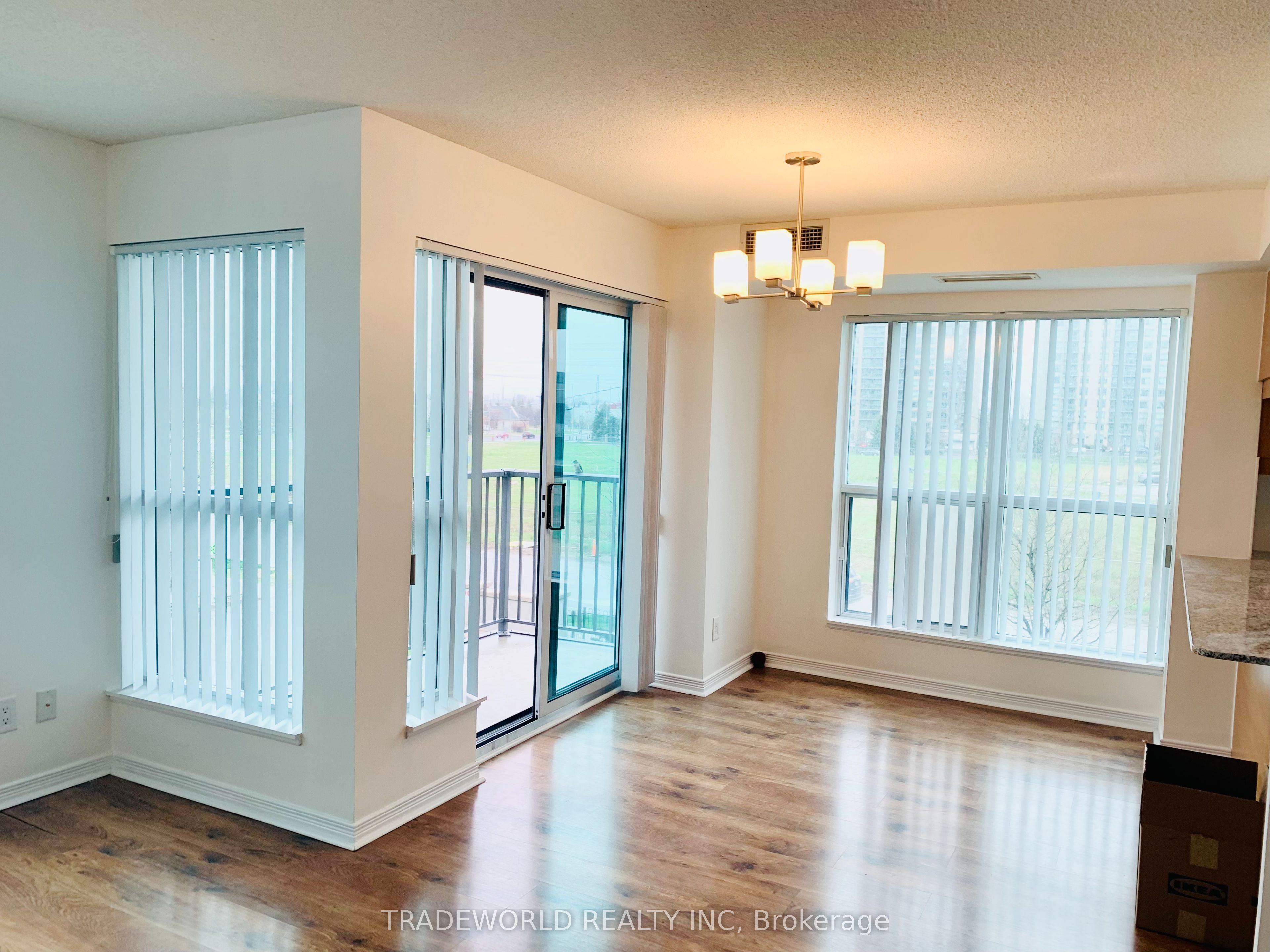 185 Oneida Crescent 206