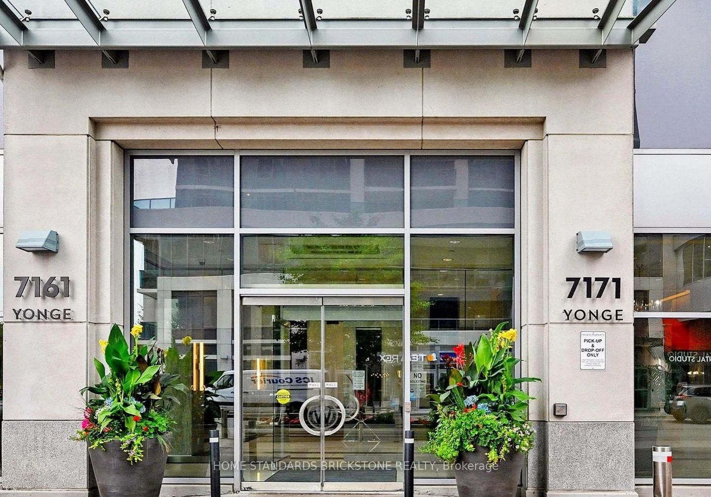 7161 Yonge Street 520