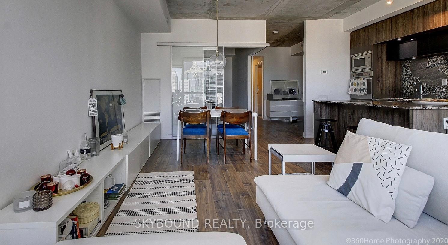 88 Blue Jays Way 2704