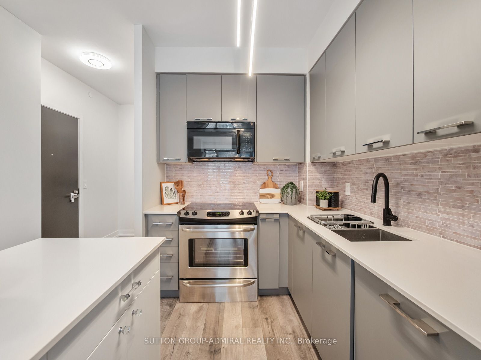 9471 Yonge Street 813