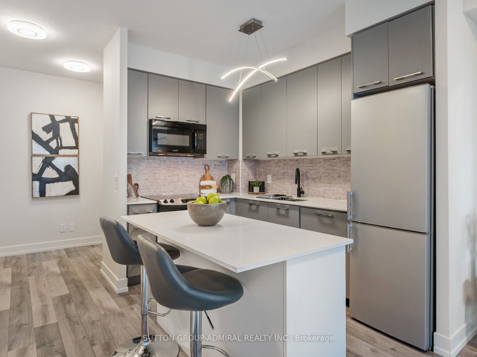 9471 Yonge Street 813