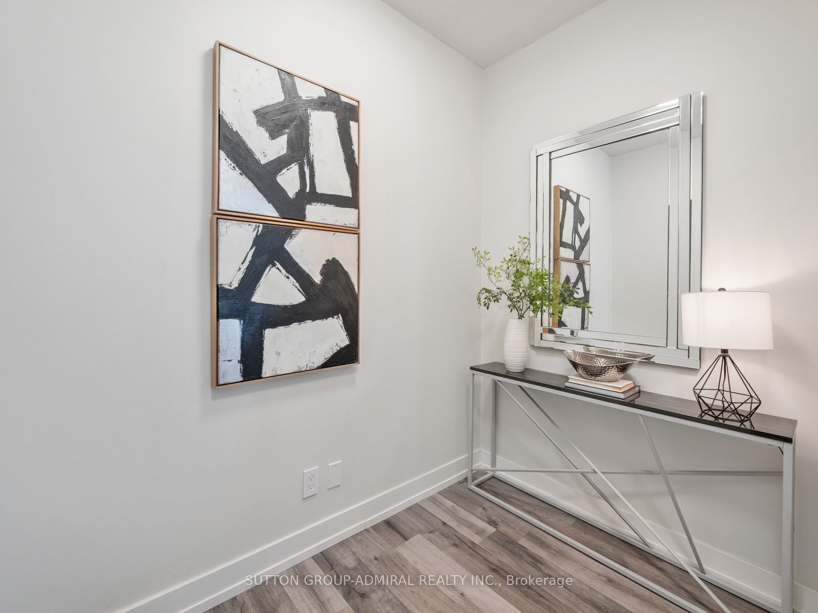 9471 Yonge Street 813