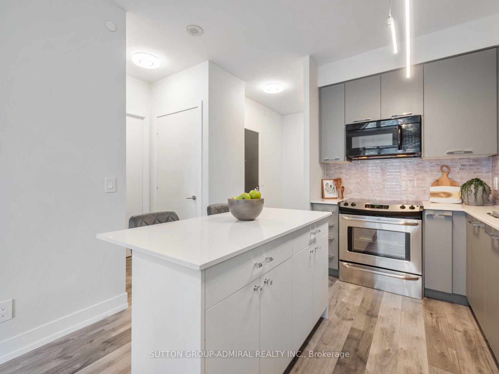 9471 Yonge Street 813