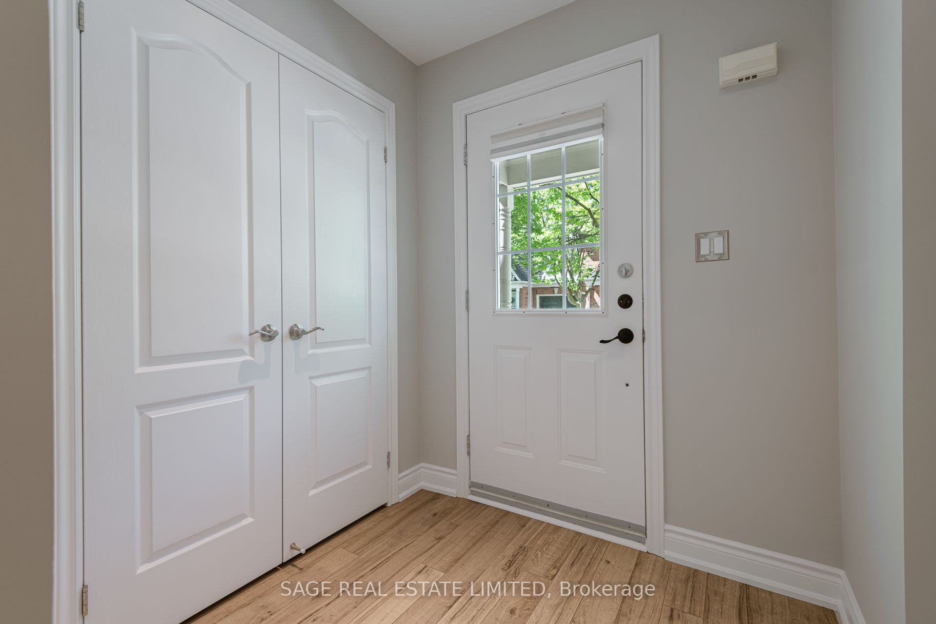 5427 Lakeshore Road 10