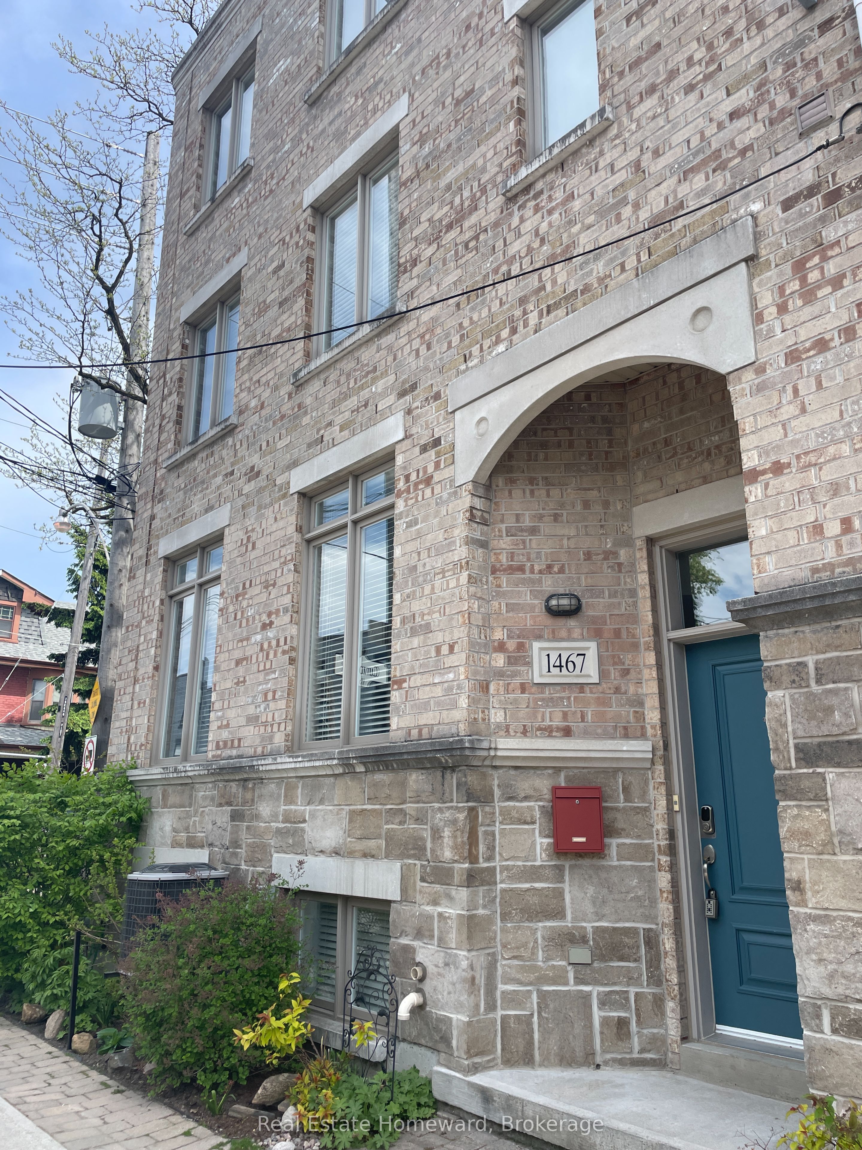 1467 Dundas Street E