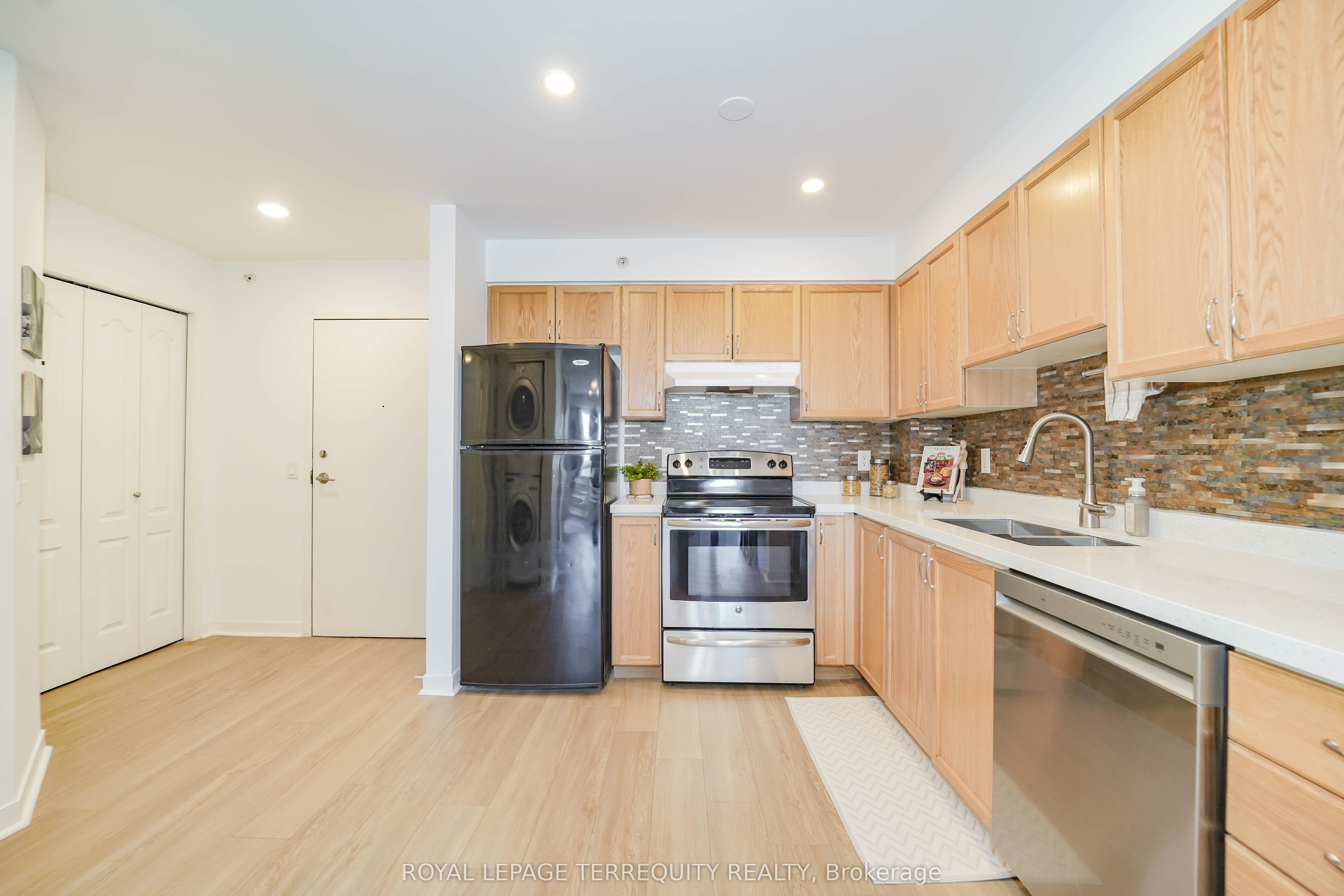 6 Dayspring Circle 2405