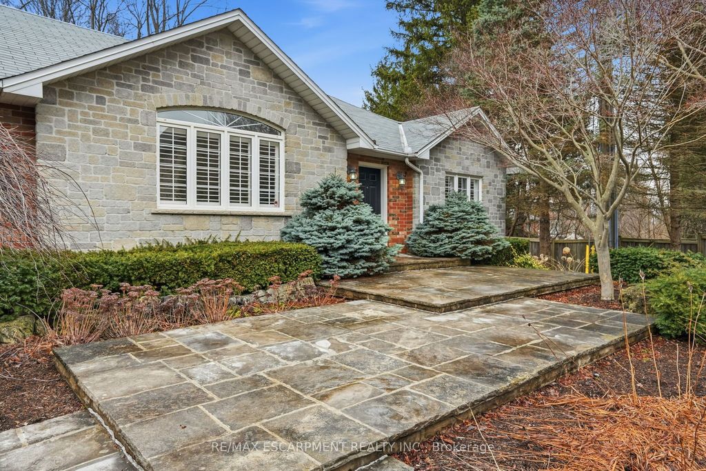 Photo of 65 Jerseyville Road E, Hamilton, ON L9G 1K2 (MLS # X12930910)