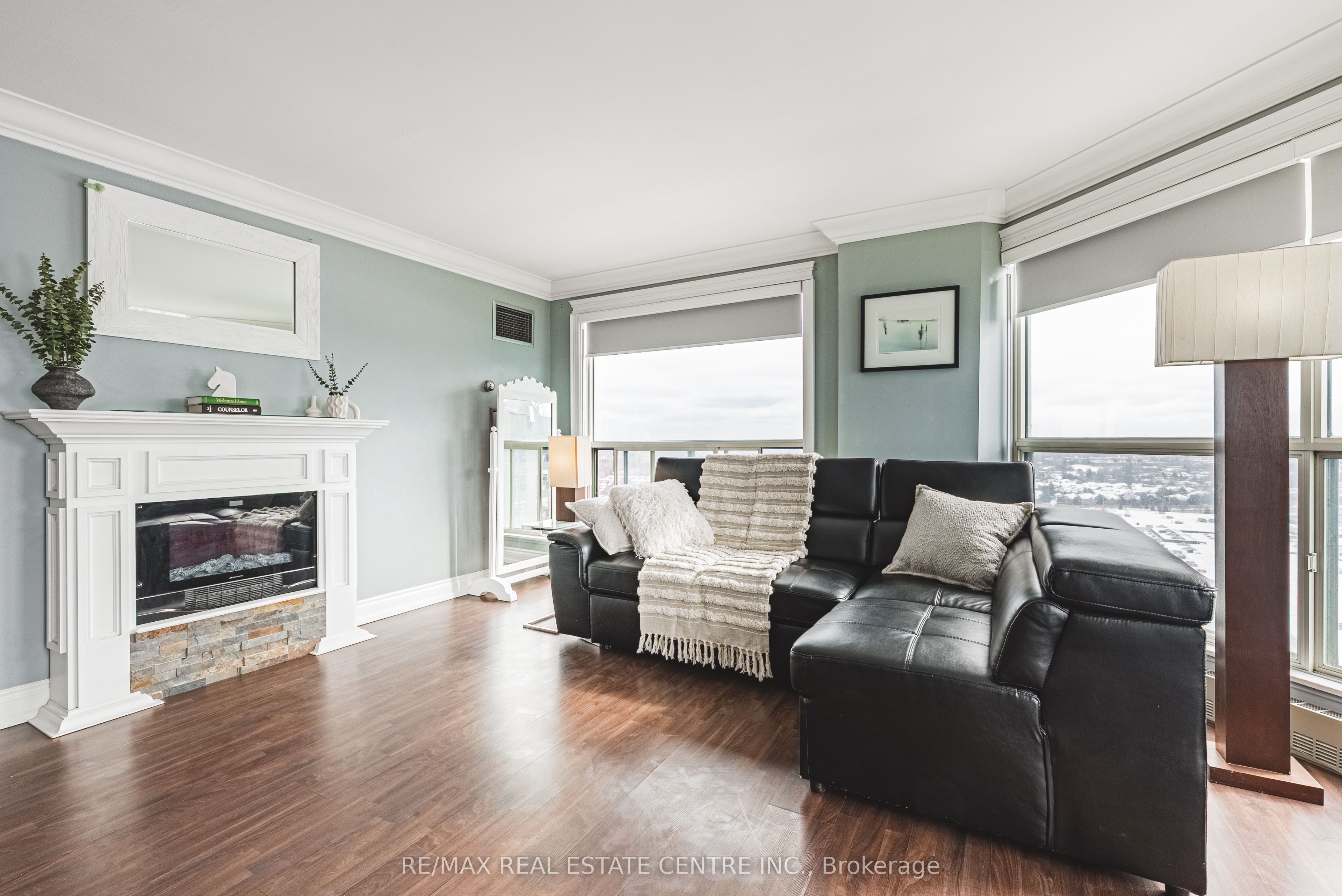 2155 Burnhamthorpe Road W PH1904