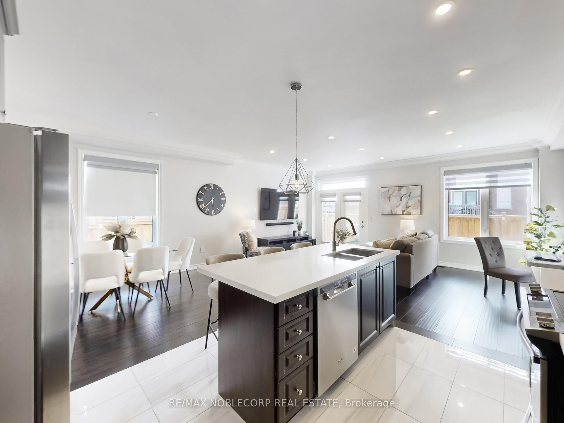 593 Settlers Road W