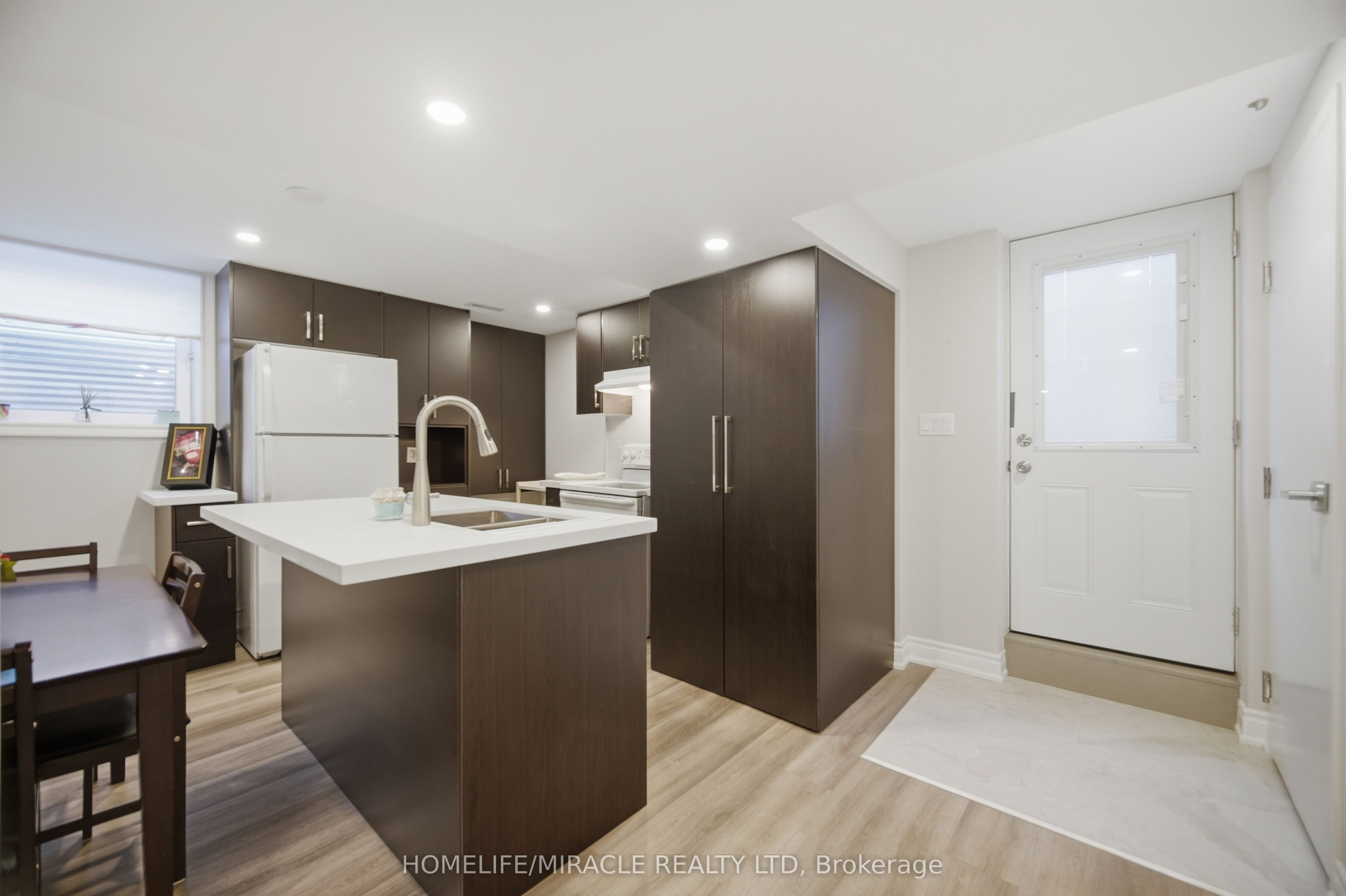 3008 Britannia Road W