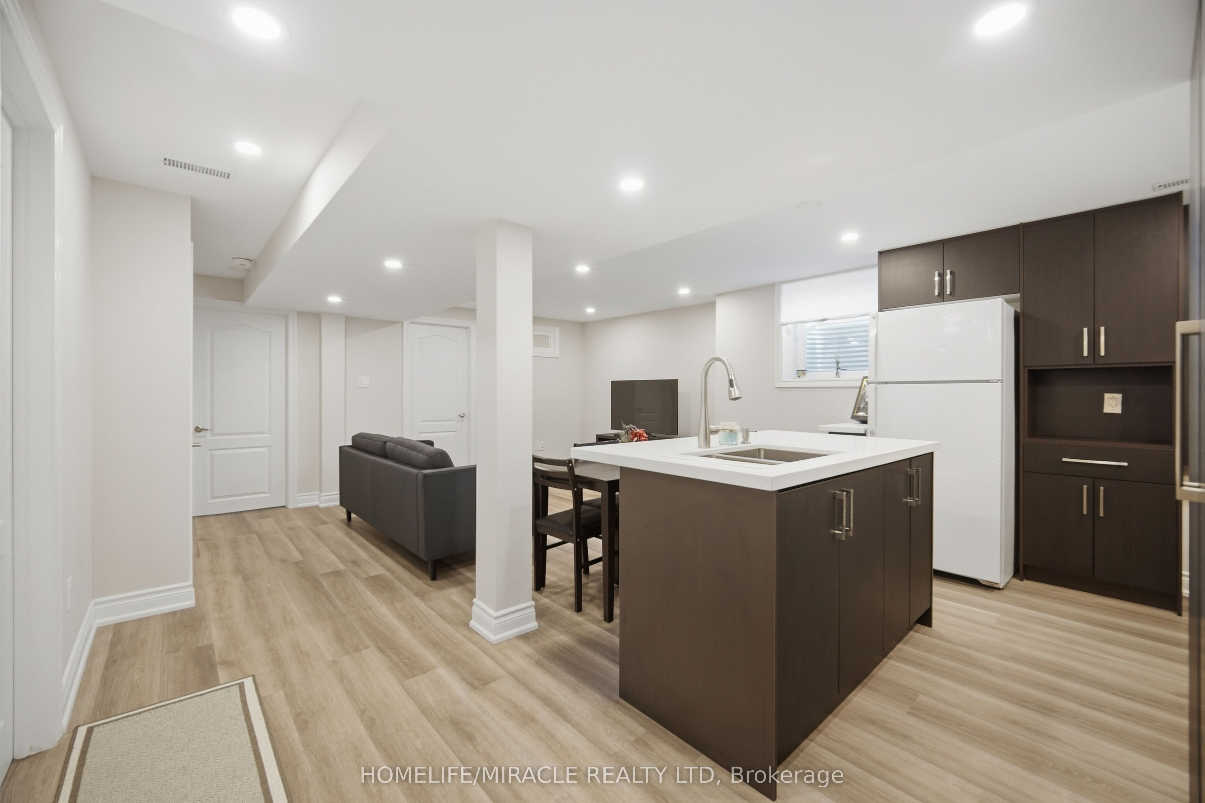 3008 Britannia Road W