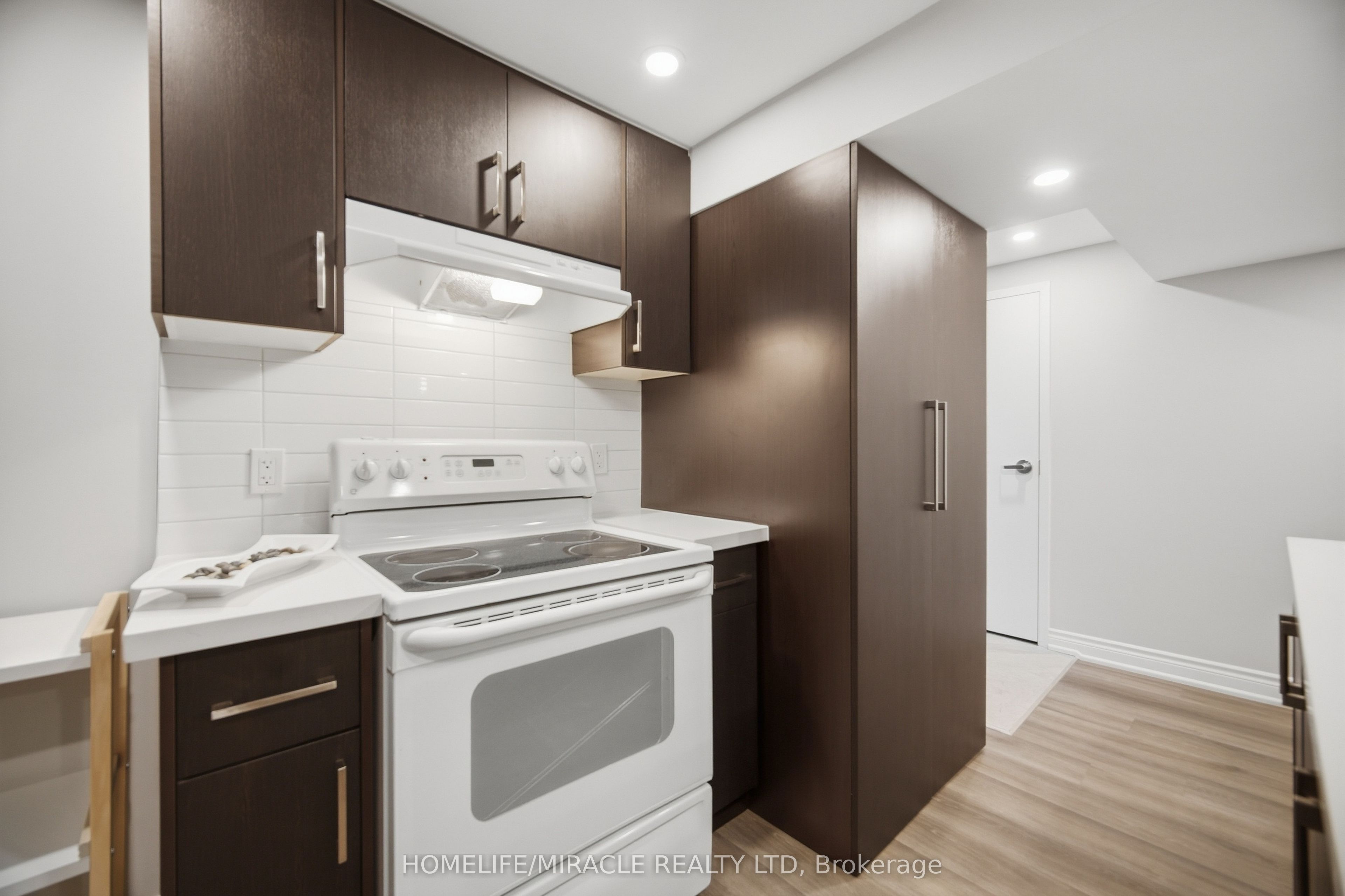 3008 Britannia Road W