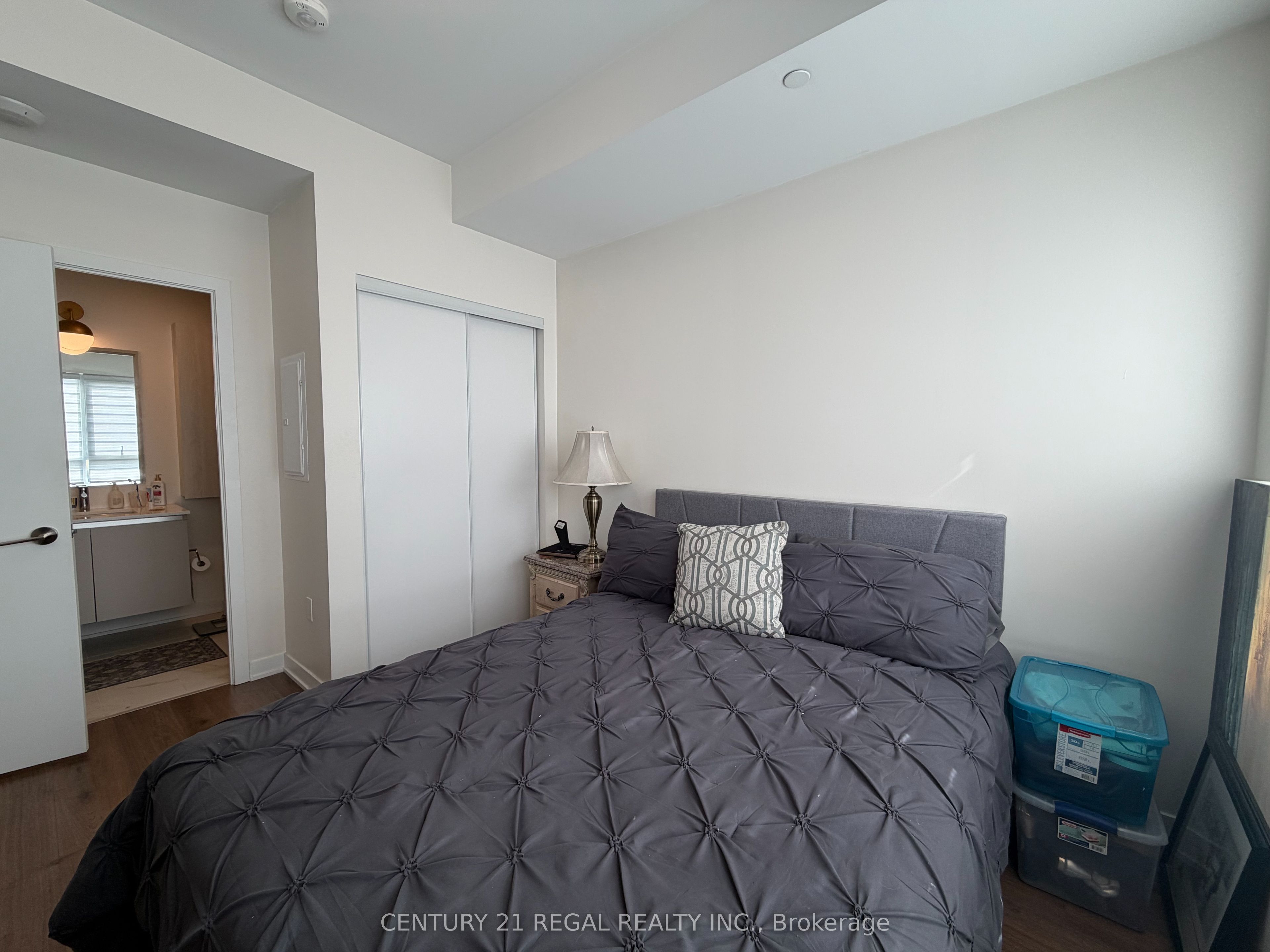 395 Dundas Street W 101