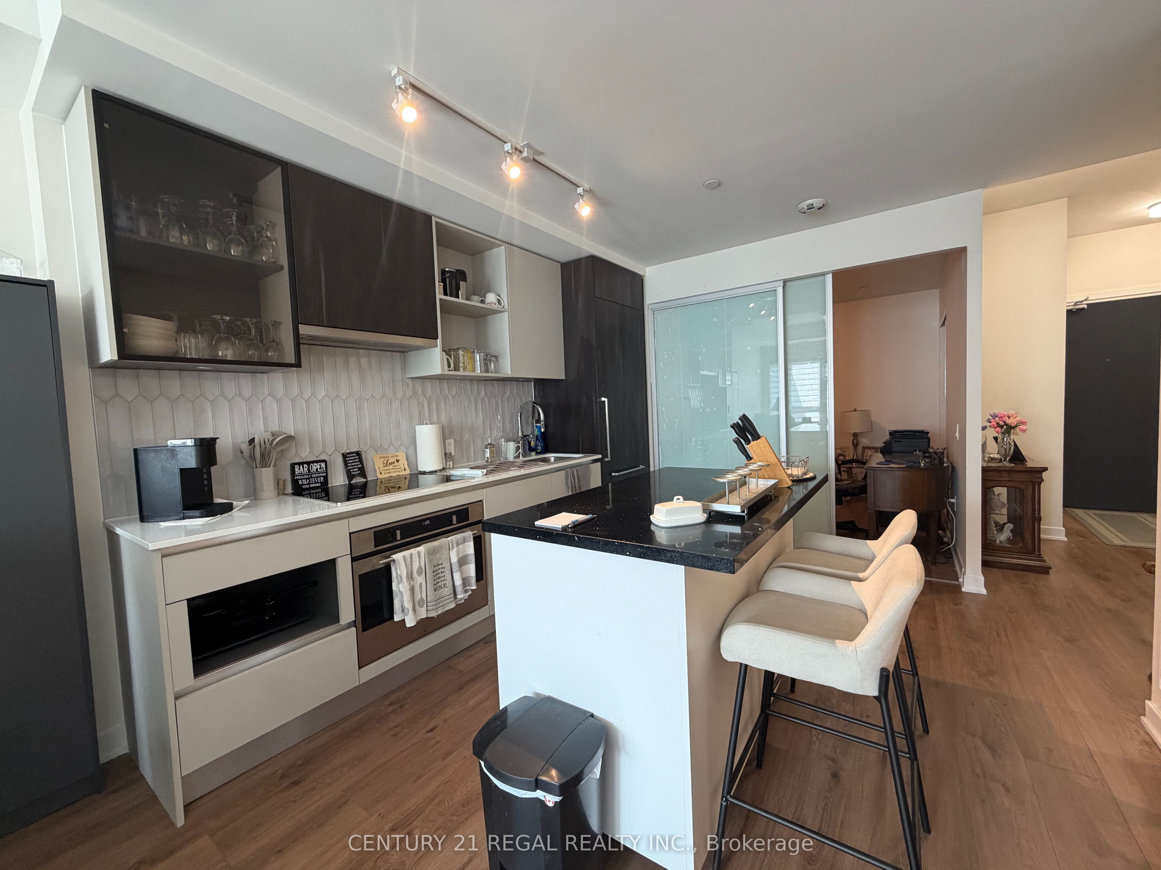395 Dundas Street W 101