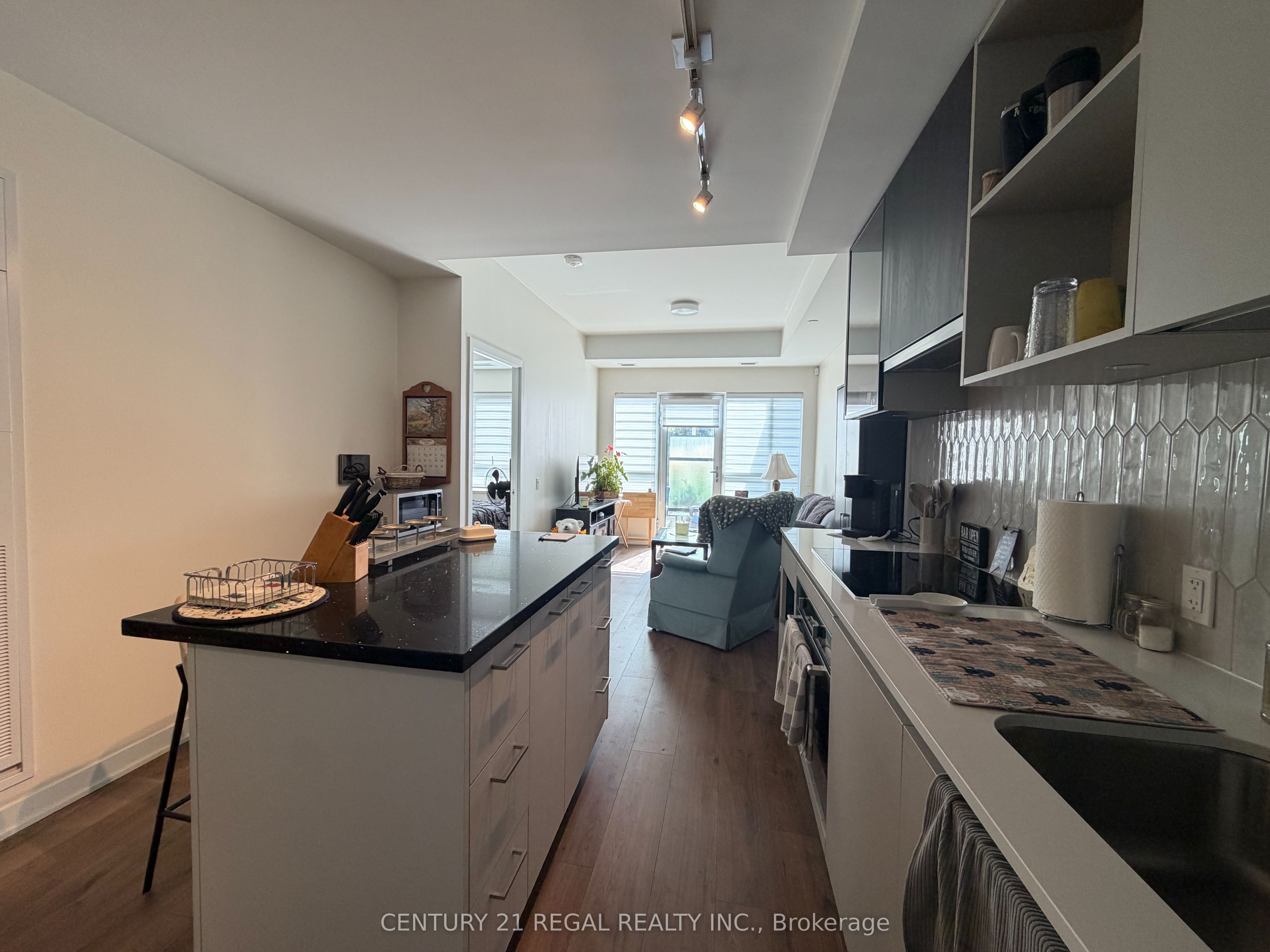 395 Dundas Street W 101