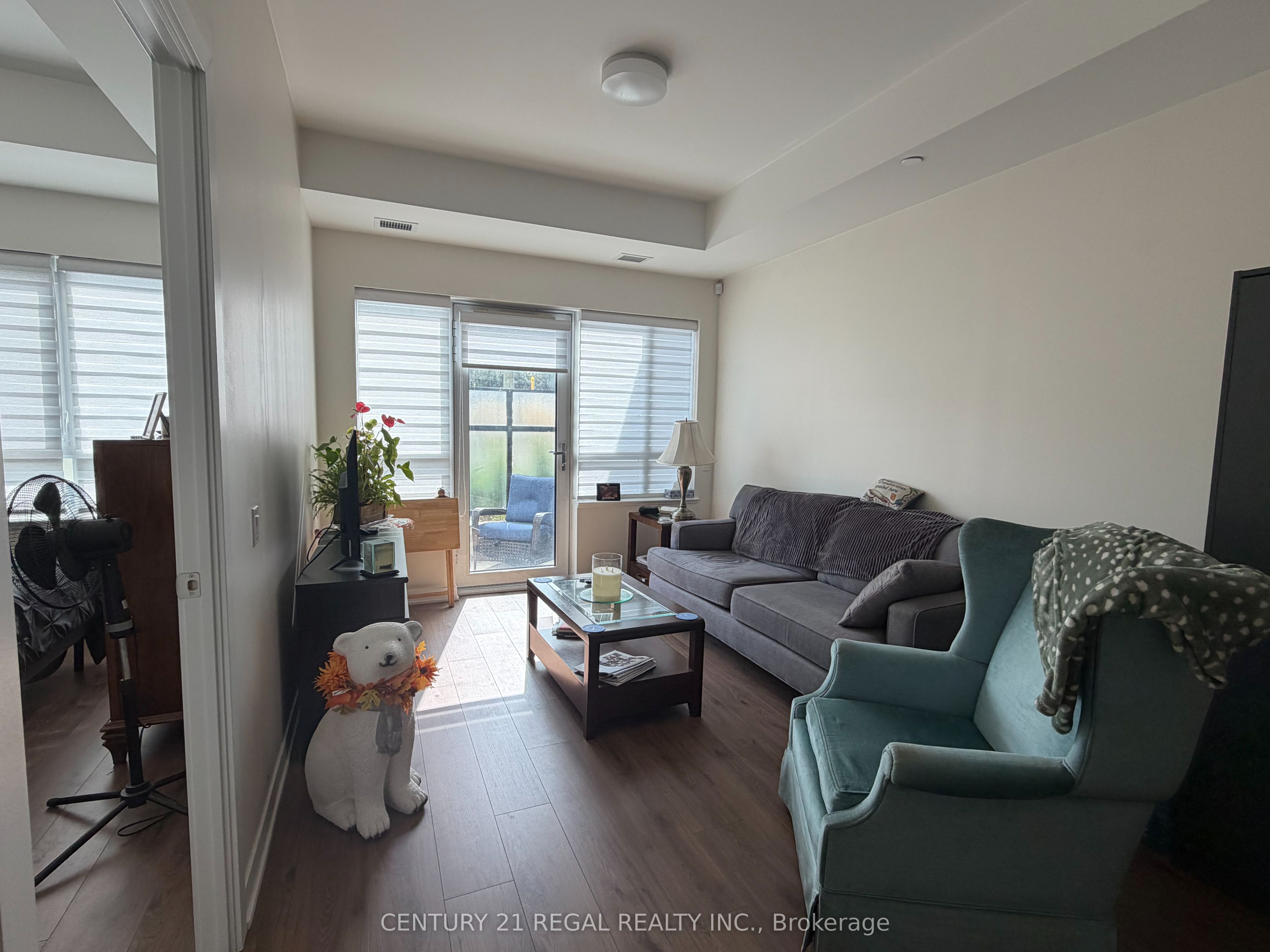 395 Dundas Street W 101