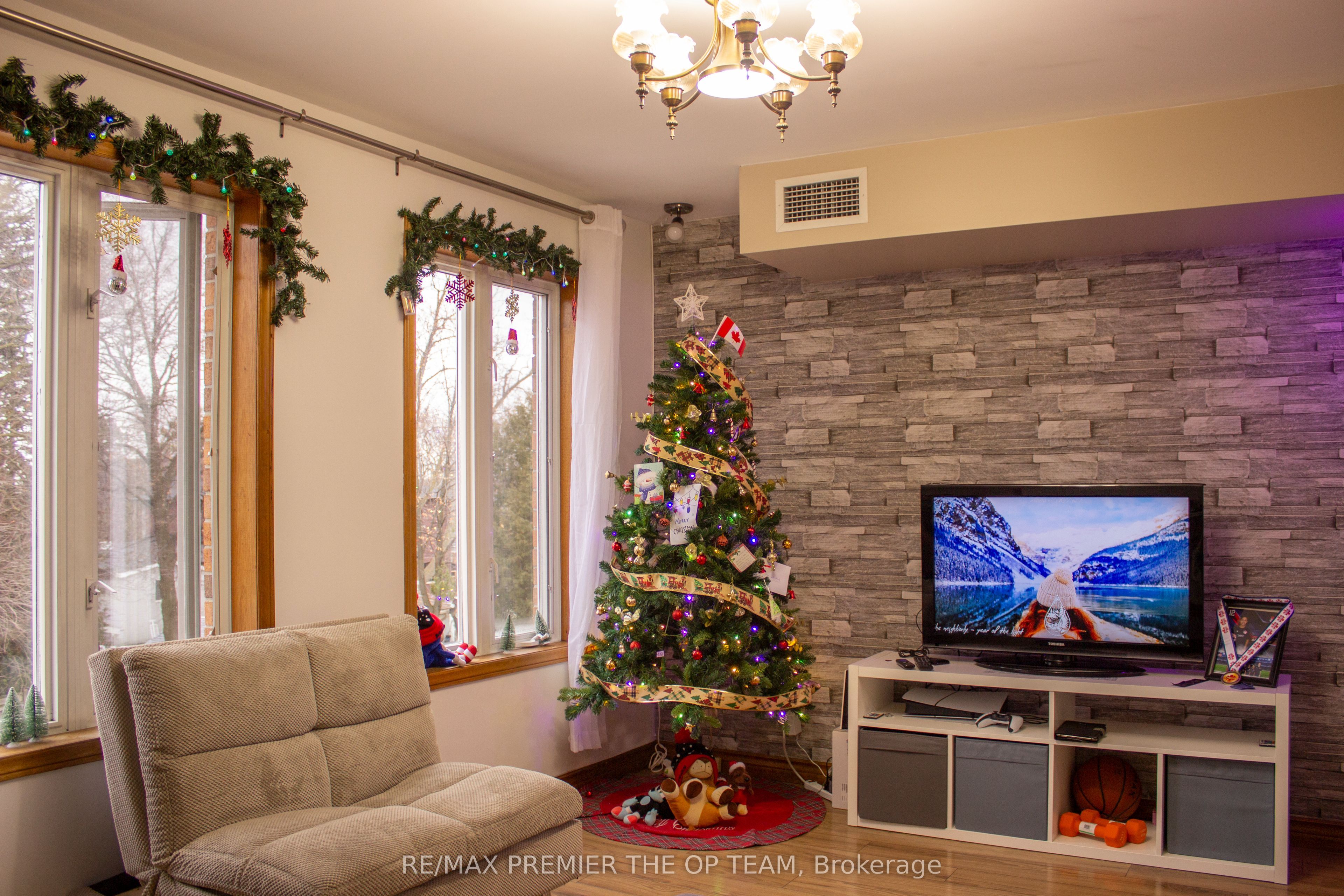 2311 Major Mackenzie Drive W 4