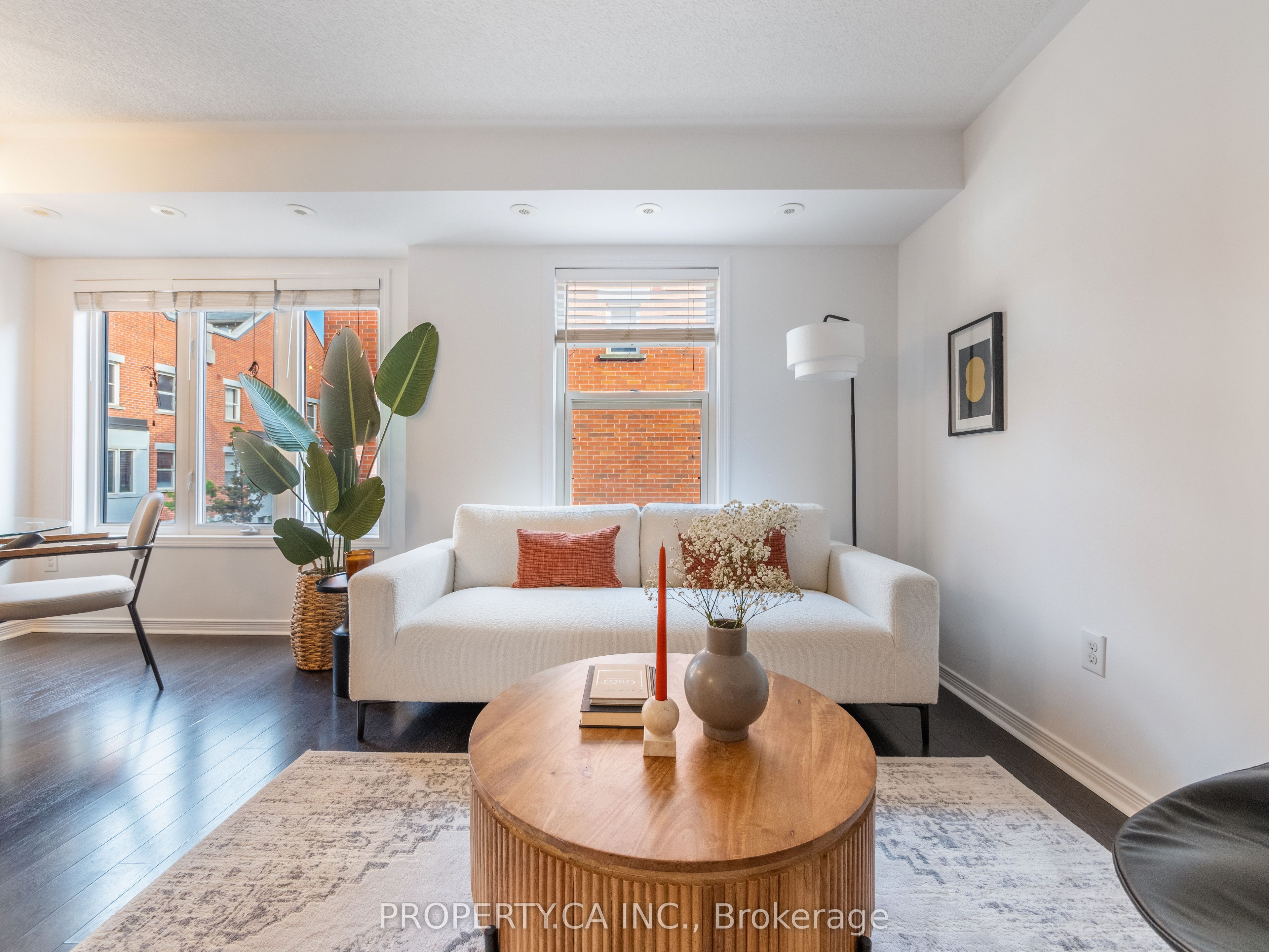 819 Dundas Street E 4