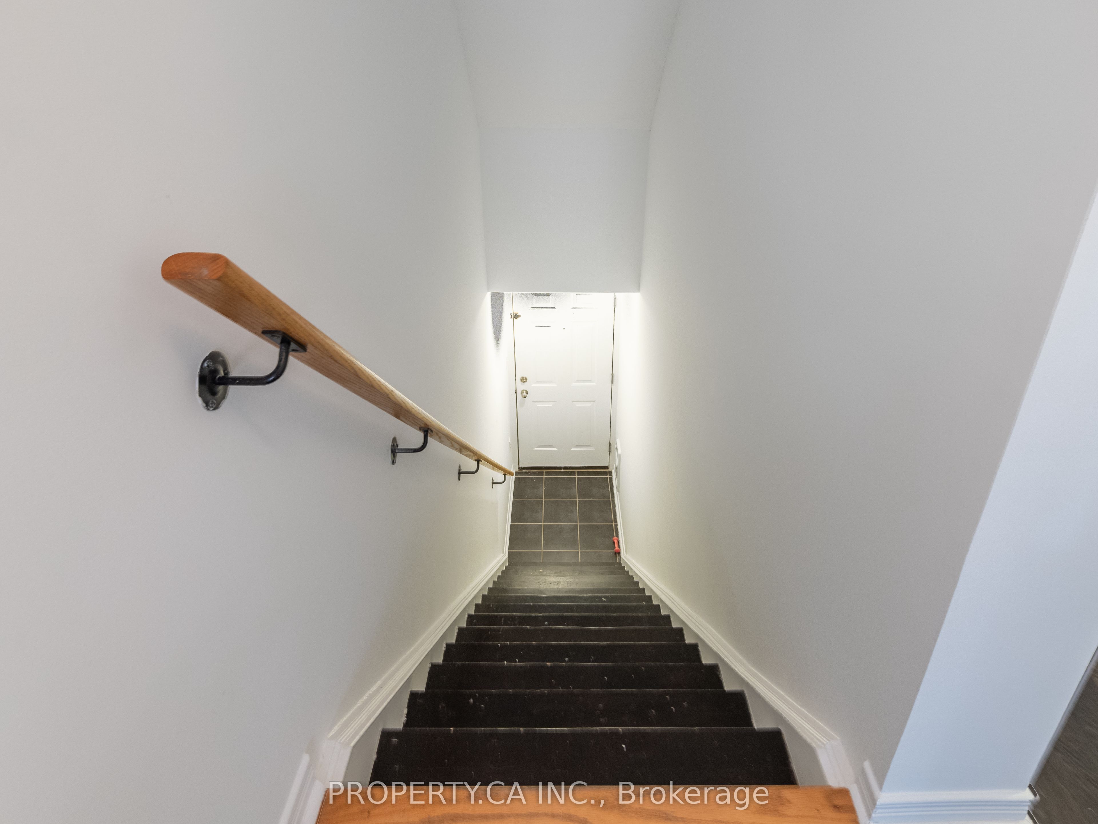 819 Dundas Street E 4