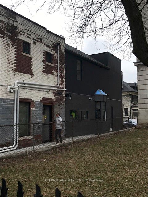 713 Gerrard Street E