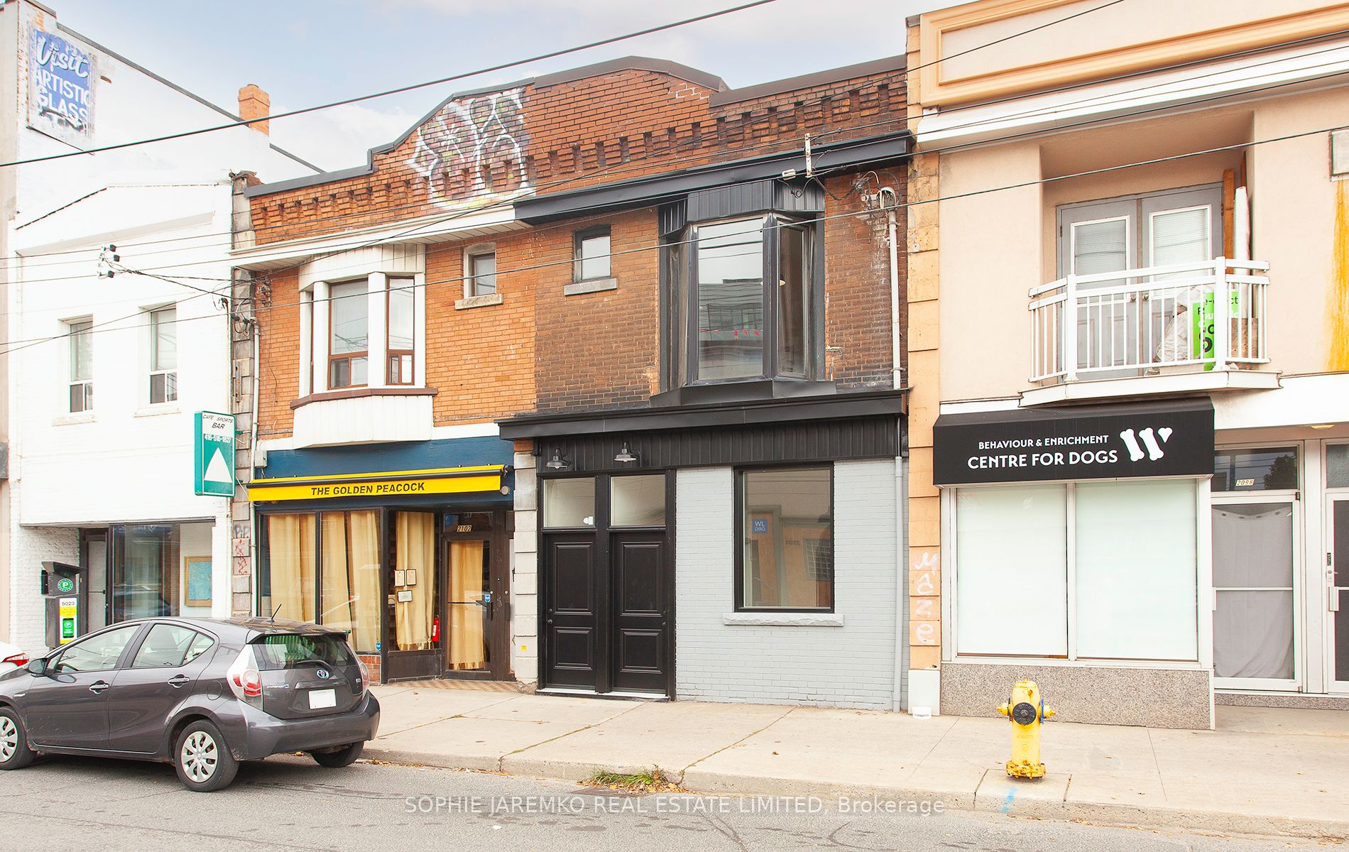 2100 Dundas Street W Front