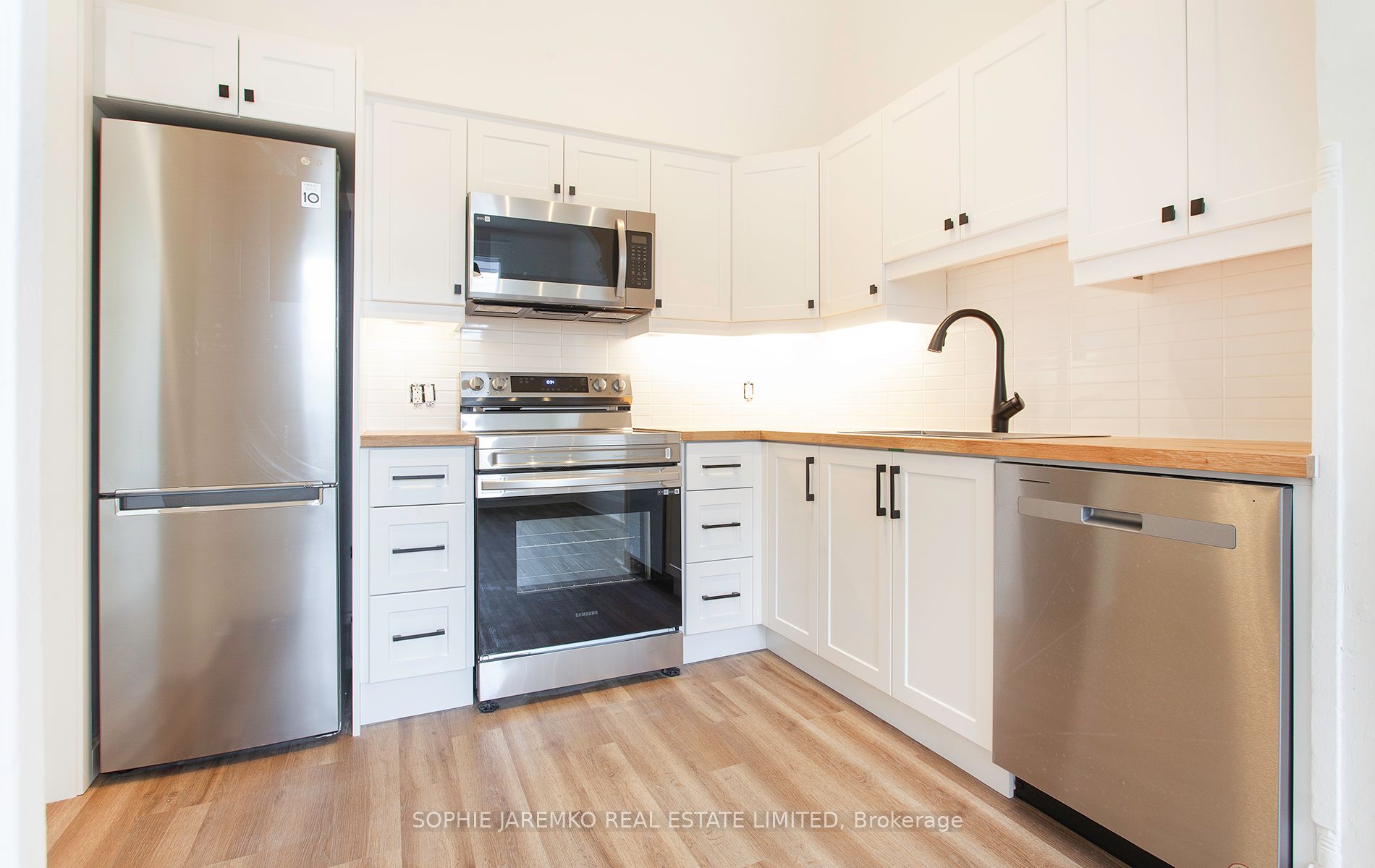 2100 Dundas Street W Front