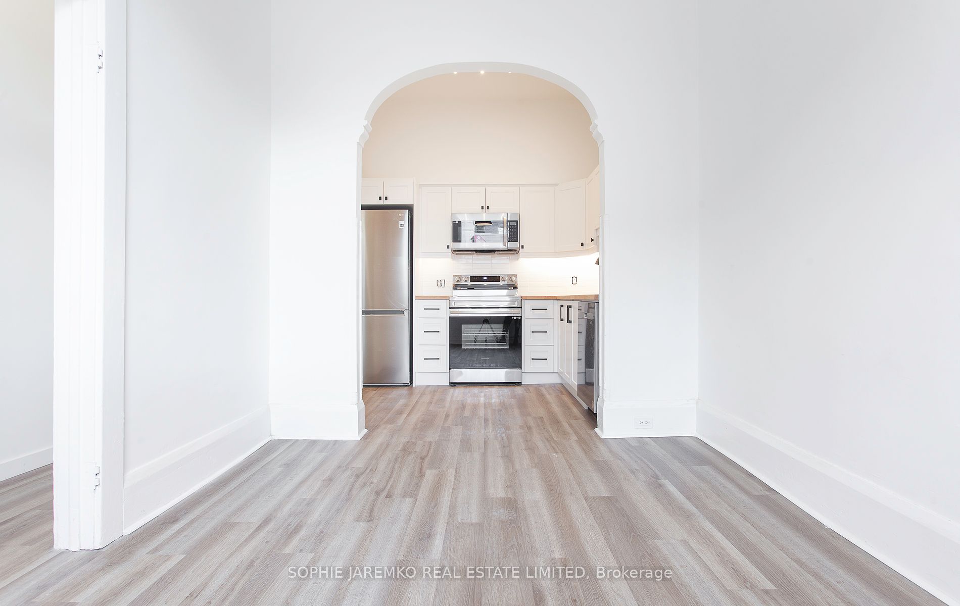 2100 Dundas Street W Front