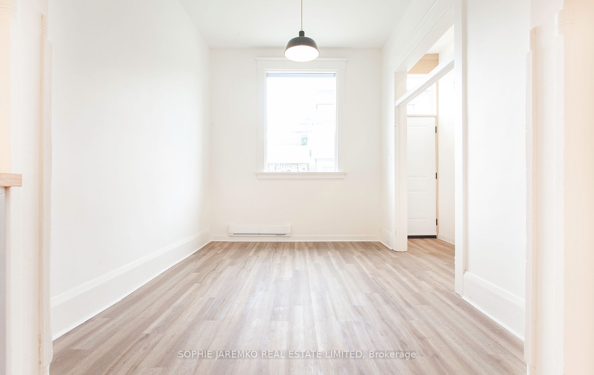 2100 Dundas Street W Front
