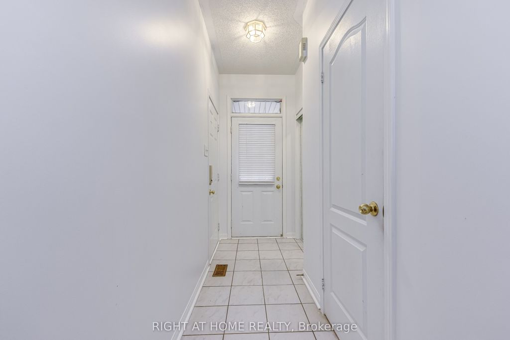 Photo of 1348 Weir Chase, Mississauga, ON L5V 2W9 (MLS # W12693908)