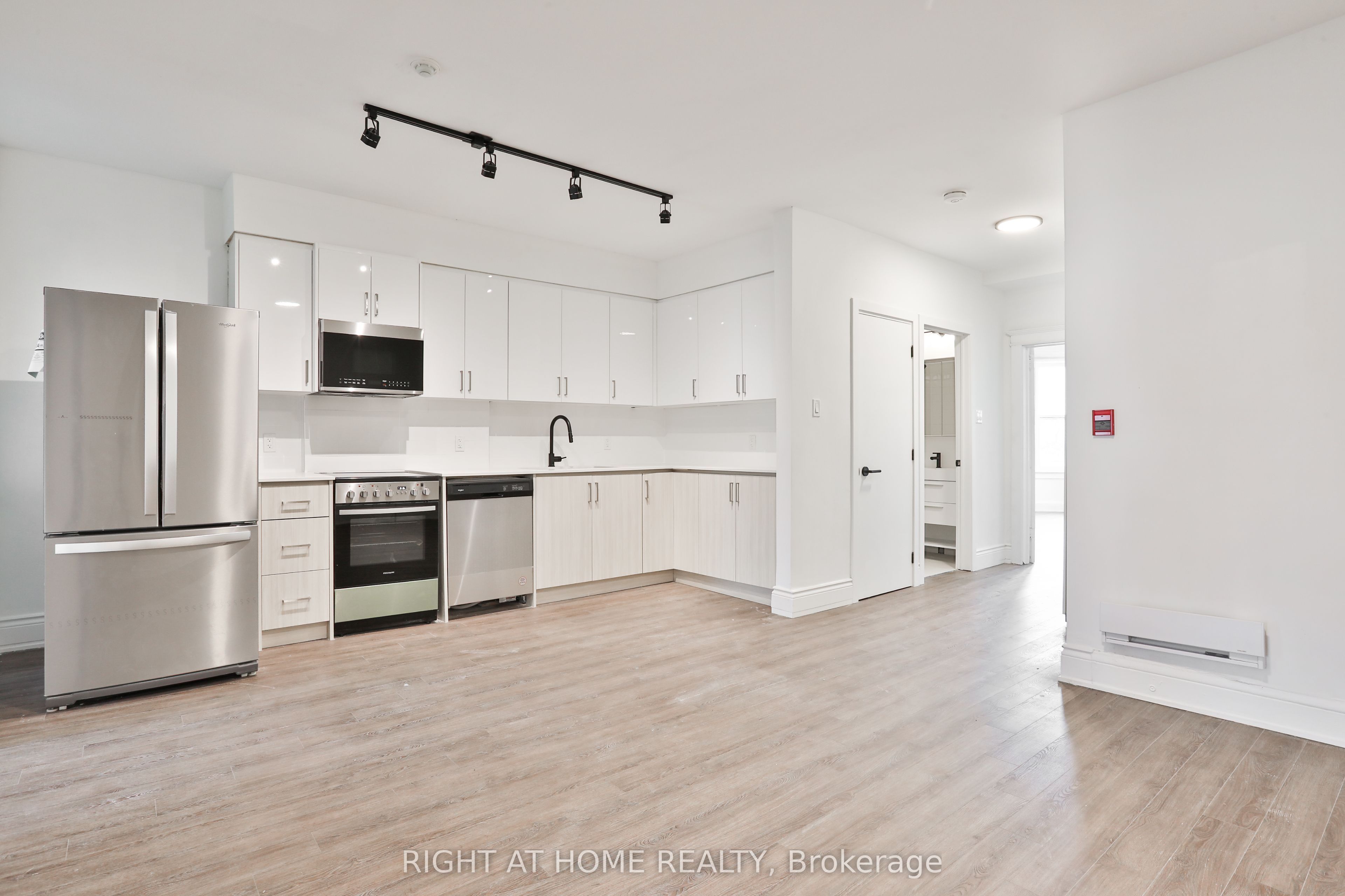 548 College Street 2F