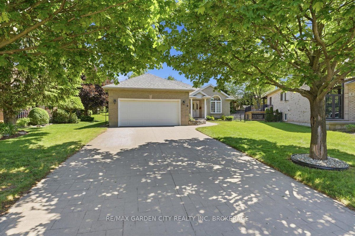 9 EVELYN Court