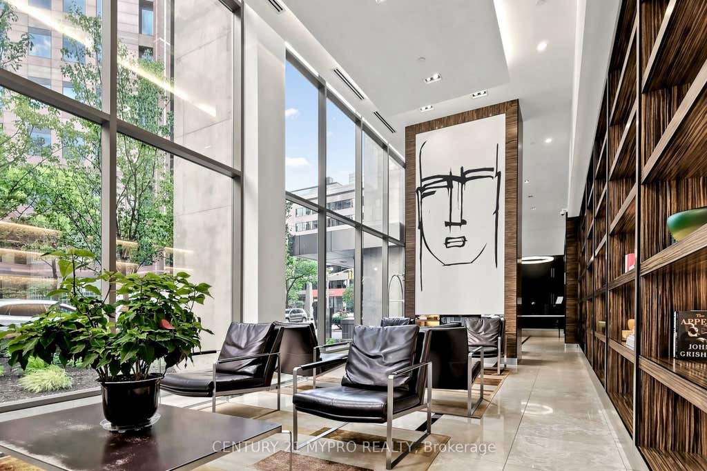 Photo of 38 Grenville Street #708, Toronto, ON M4Y 1A5 (MLS # C13669128)