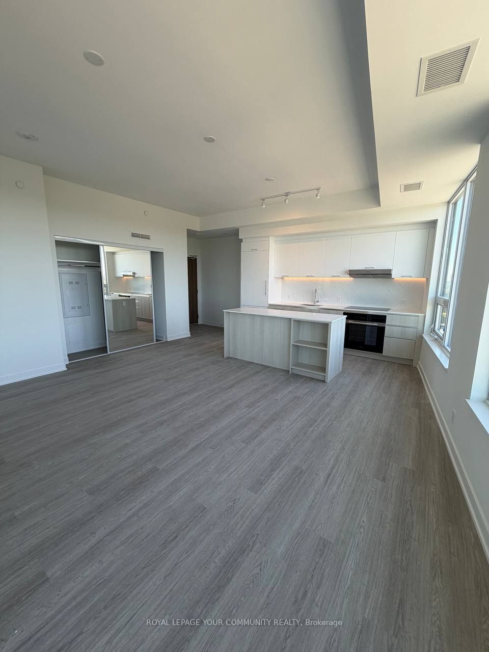 8188 Yonge Street W 905