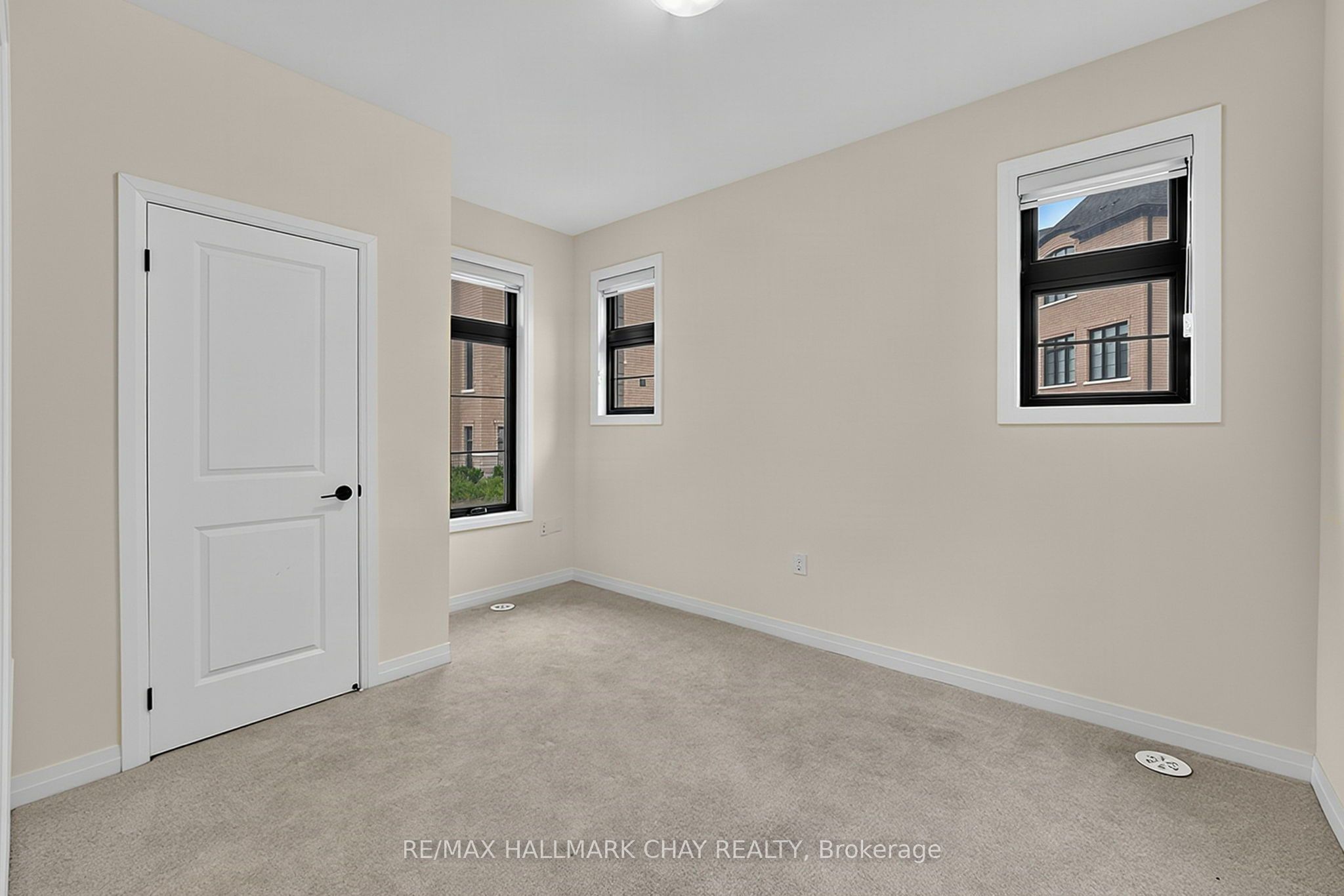 121 De La Roche Drive
