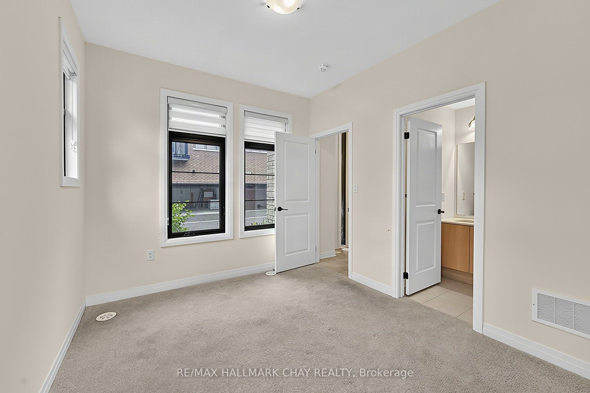 121 De La Roche Drive