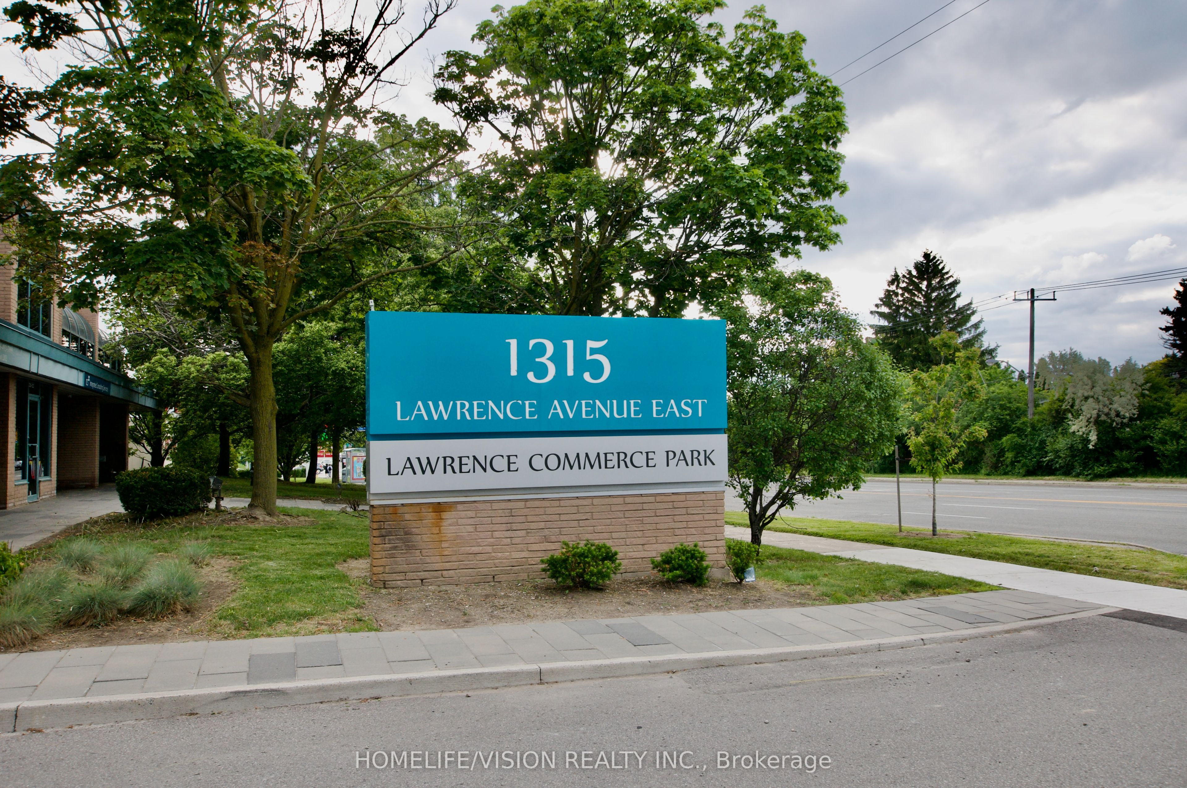 Photo 1 of 17 — 1315 Lawrence Avenue E 303, Toronto, ON M3A 3R3