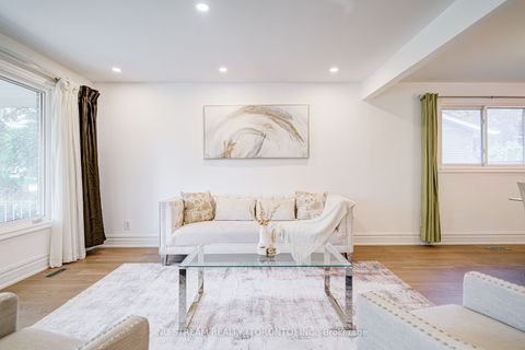 8 Hemingway Crescent Markham ON L3R 2A4