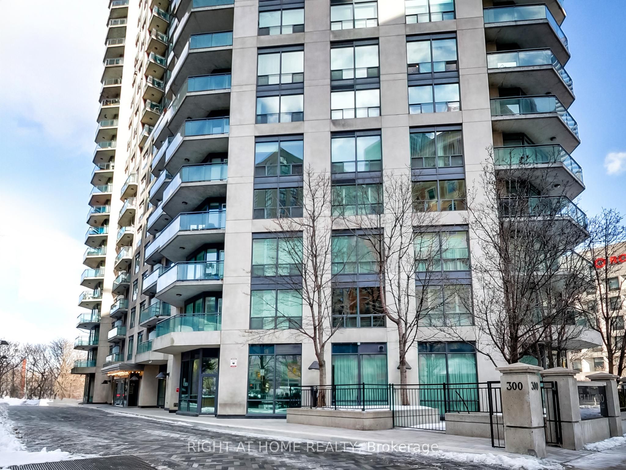 300 Bloor Street E 711