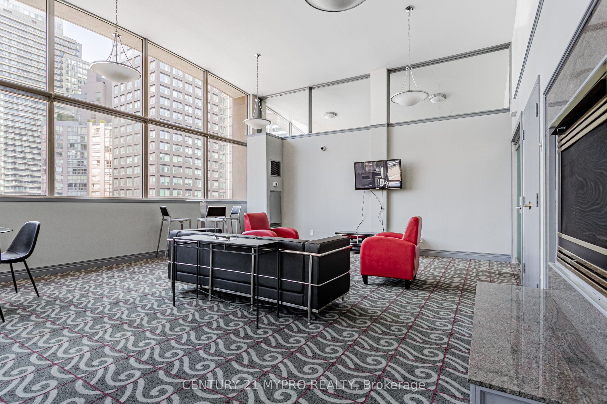 555 Yonge Street 401