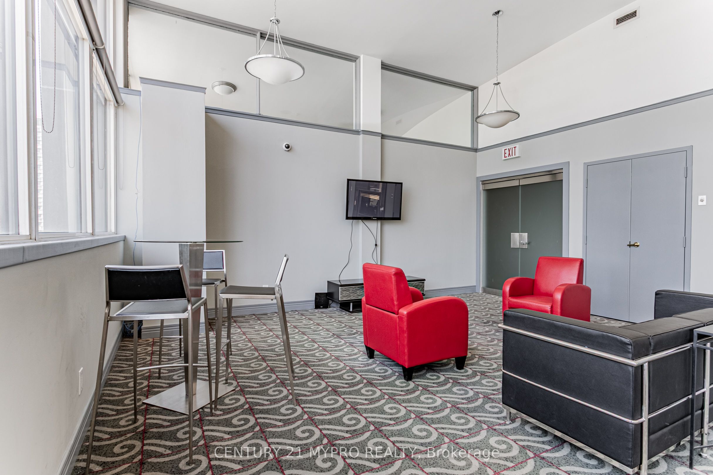 555 Yonge Street 401