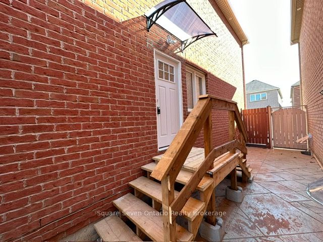 16 Napoleon Crescent ( lower level )