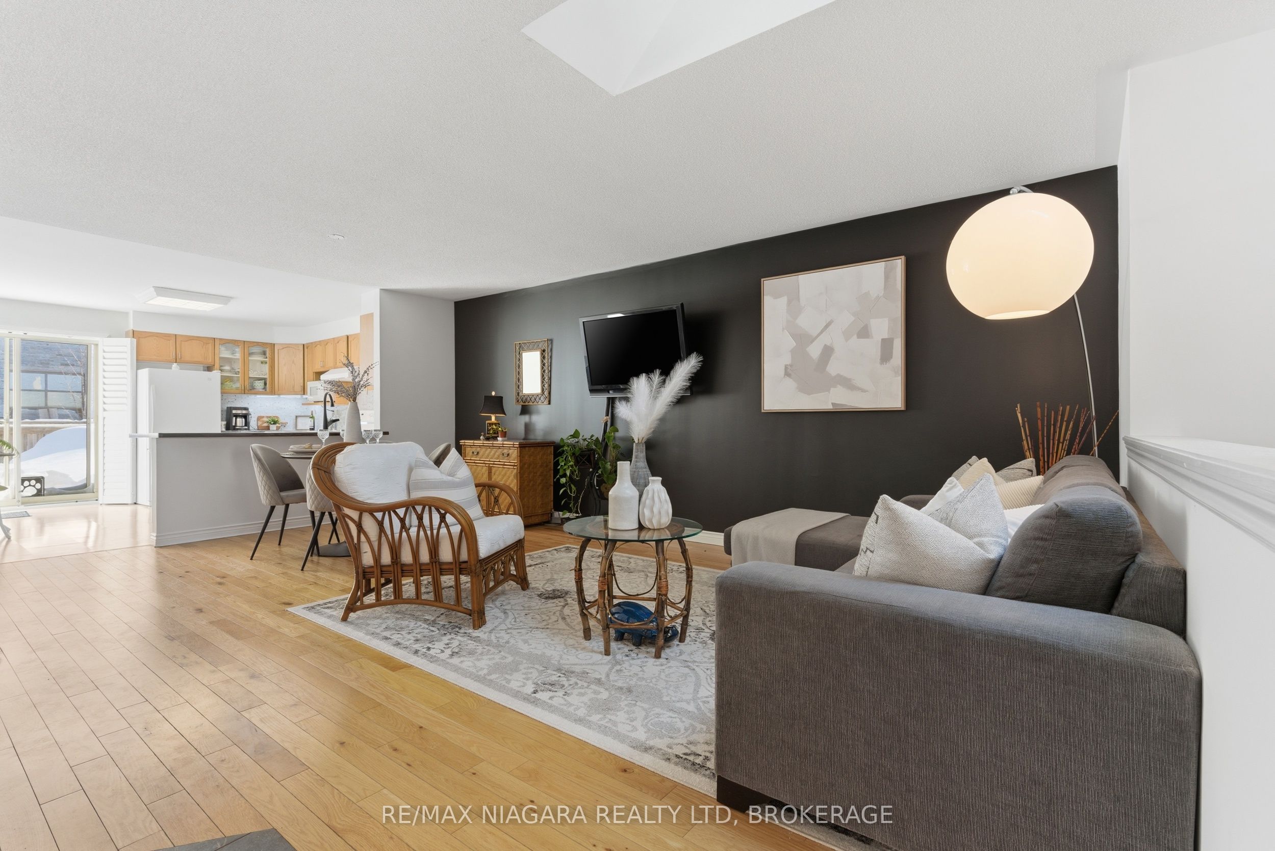 165 Main Street E 14