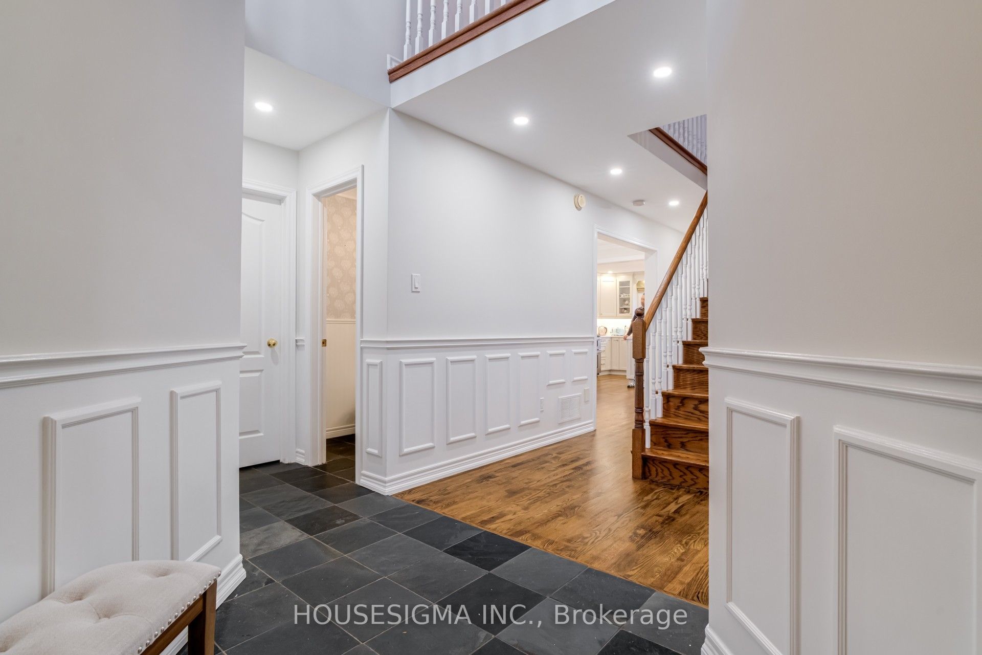 1475 Ravensmoor Crescent