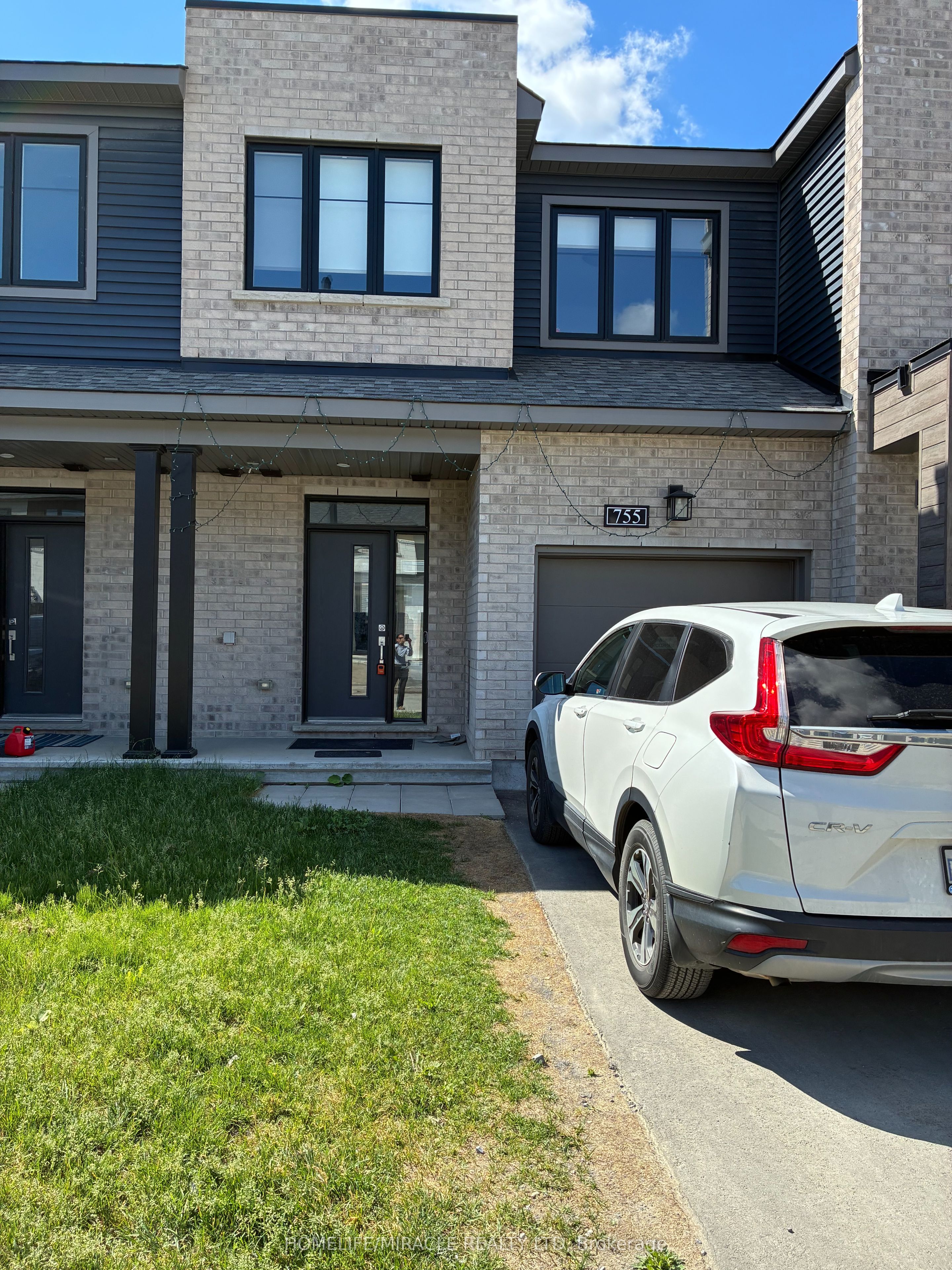 Photo 1 of 27 — 755 Fairline Row, Kanata, ON K2V 0M4