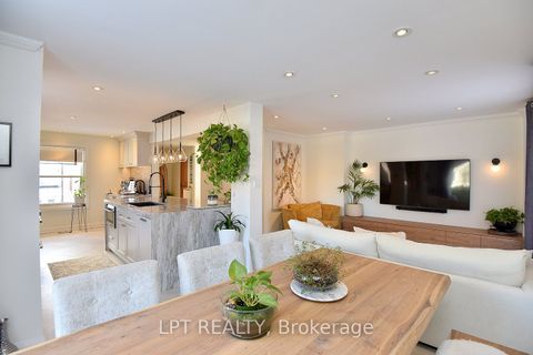 Photo of 2 Leora Court, Richmond Hill, ON L4C 7N5 (MLS # N12679036)