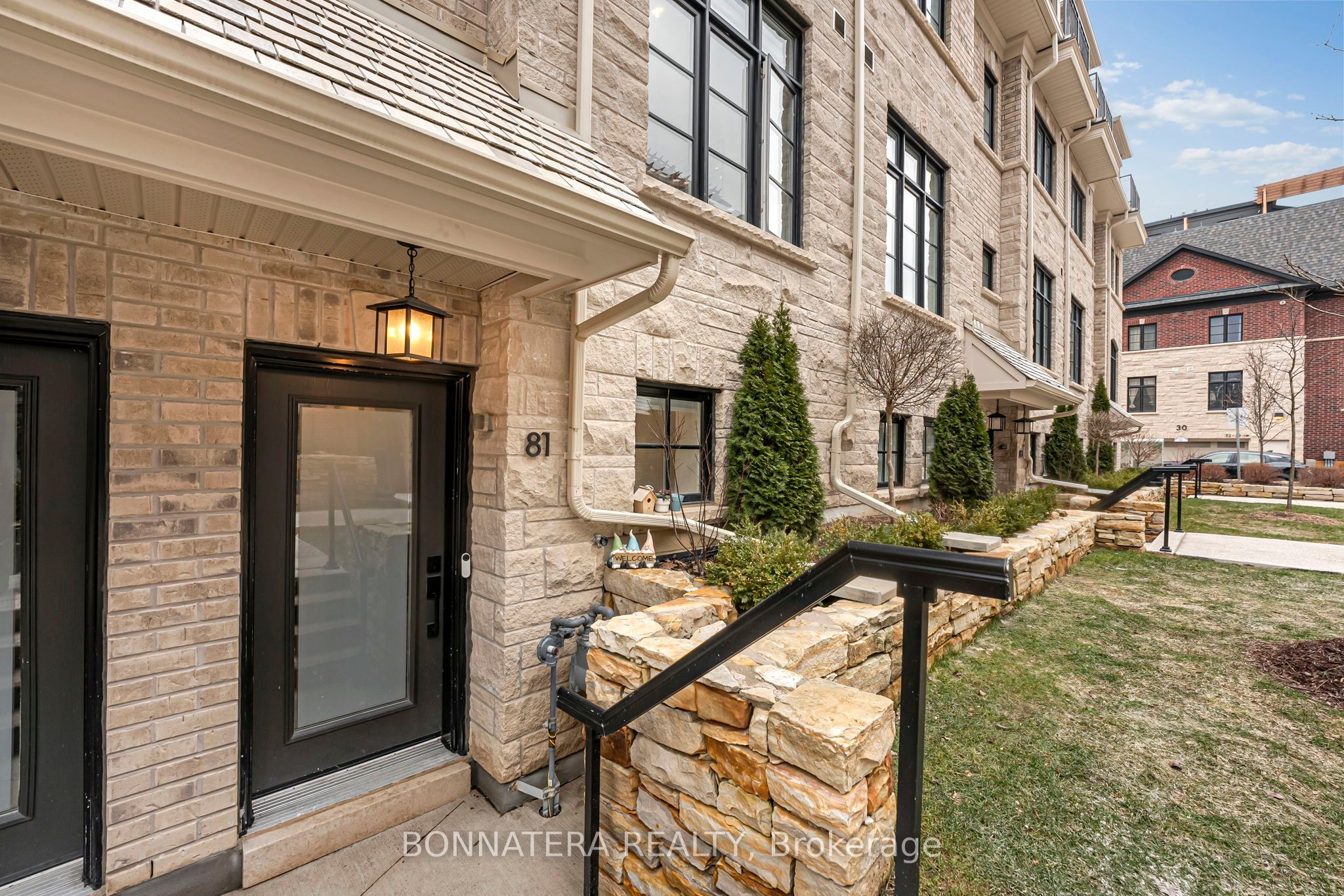 15 Lunar Crescent 81