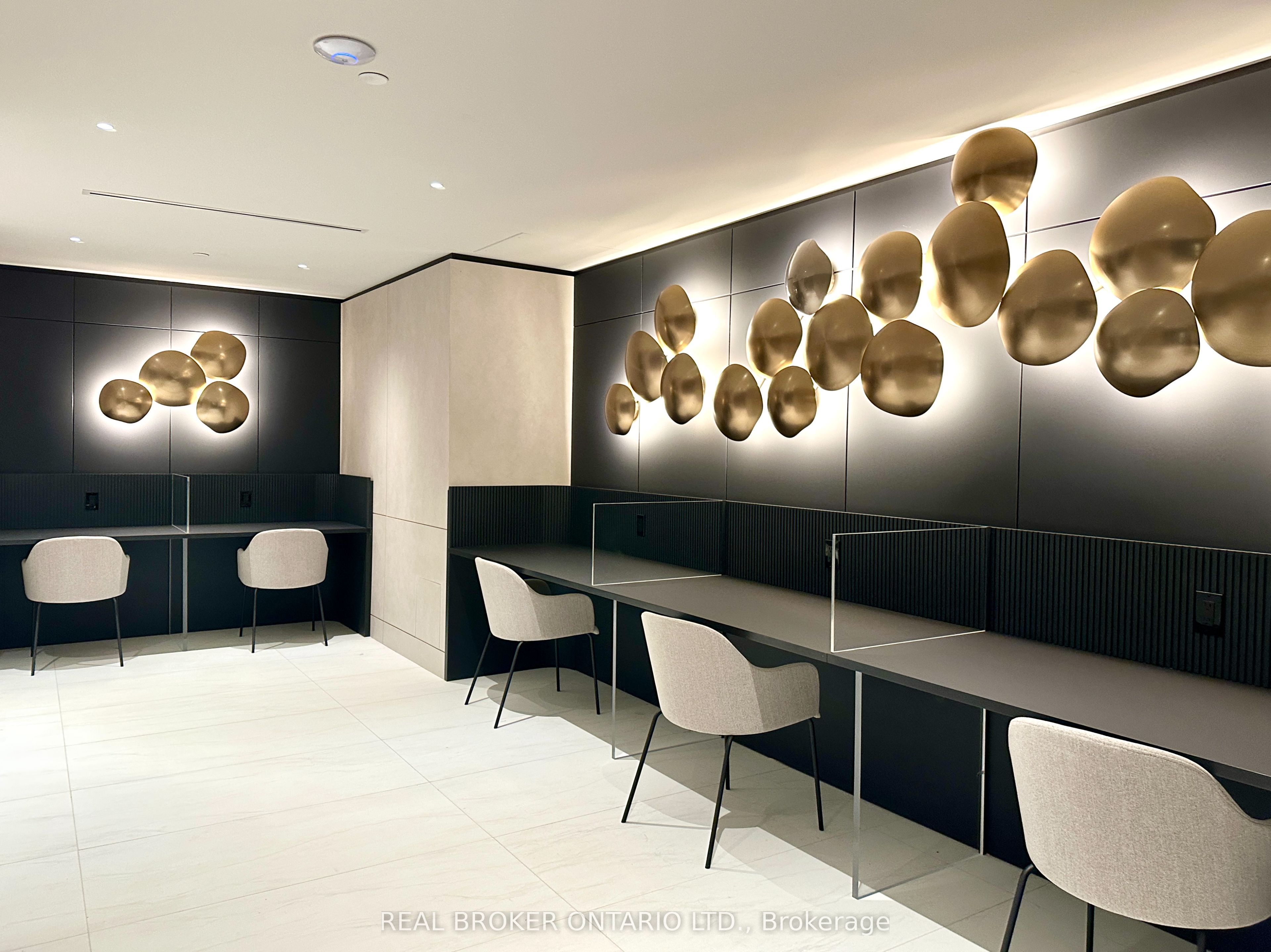 30 Upper Mall Way 1902A