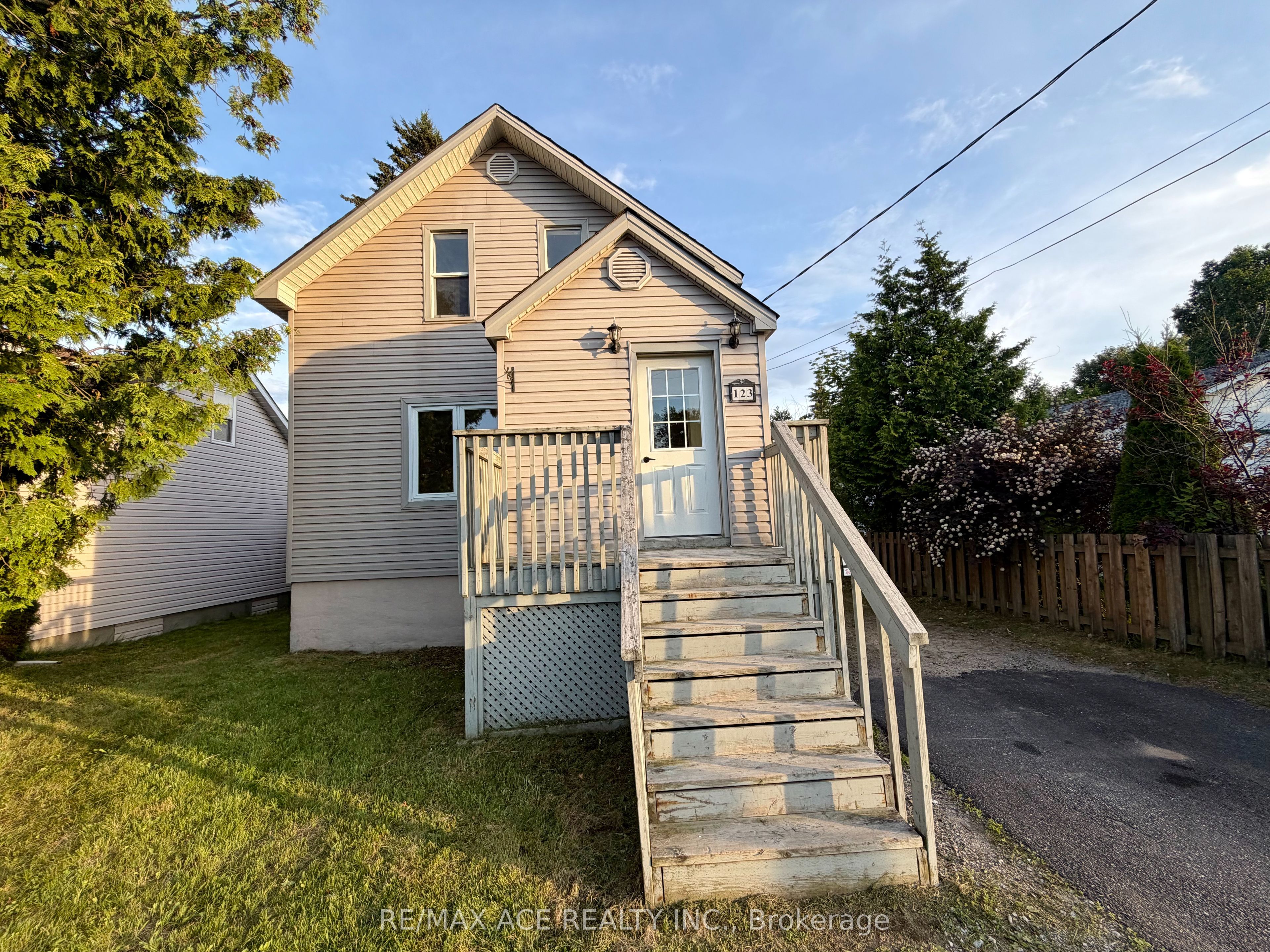 Photo 1 of 26 — 123 Oakwood Avenue, North Bay, ON P1B 5H8