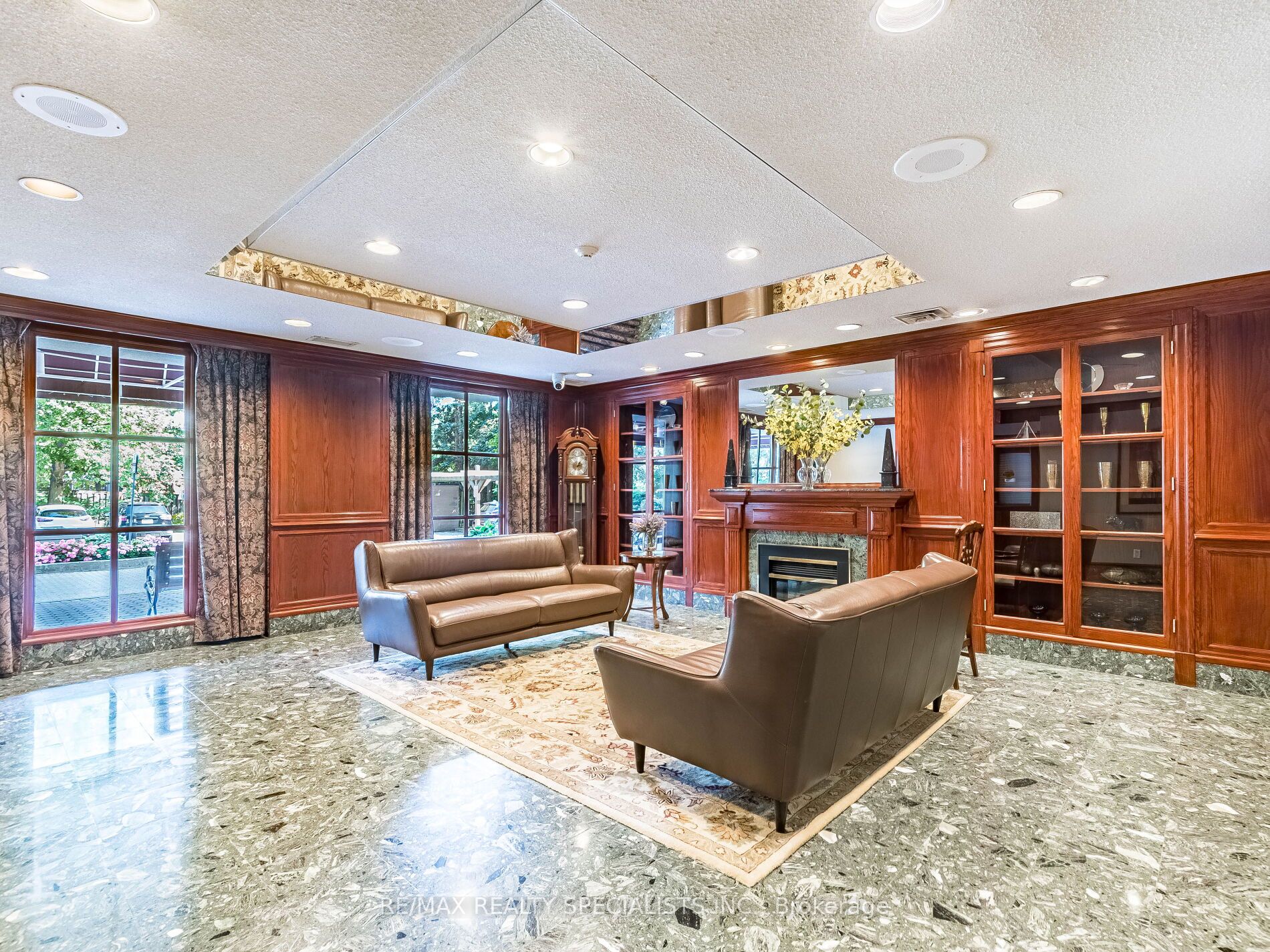 880 Dundas Street W 1002