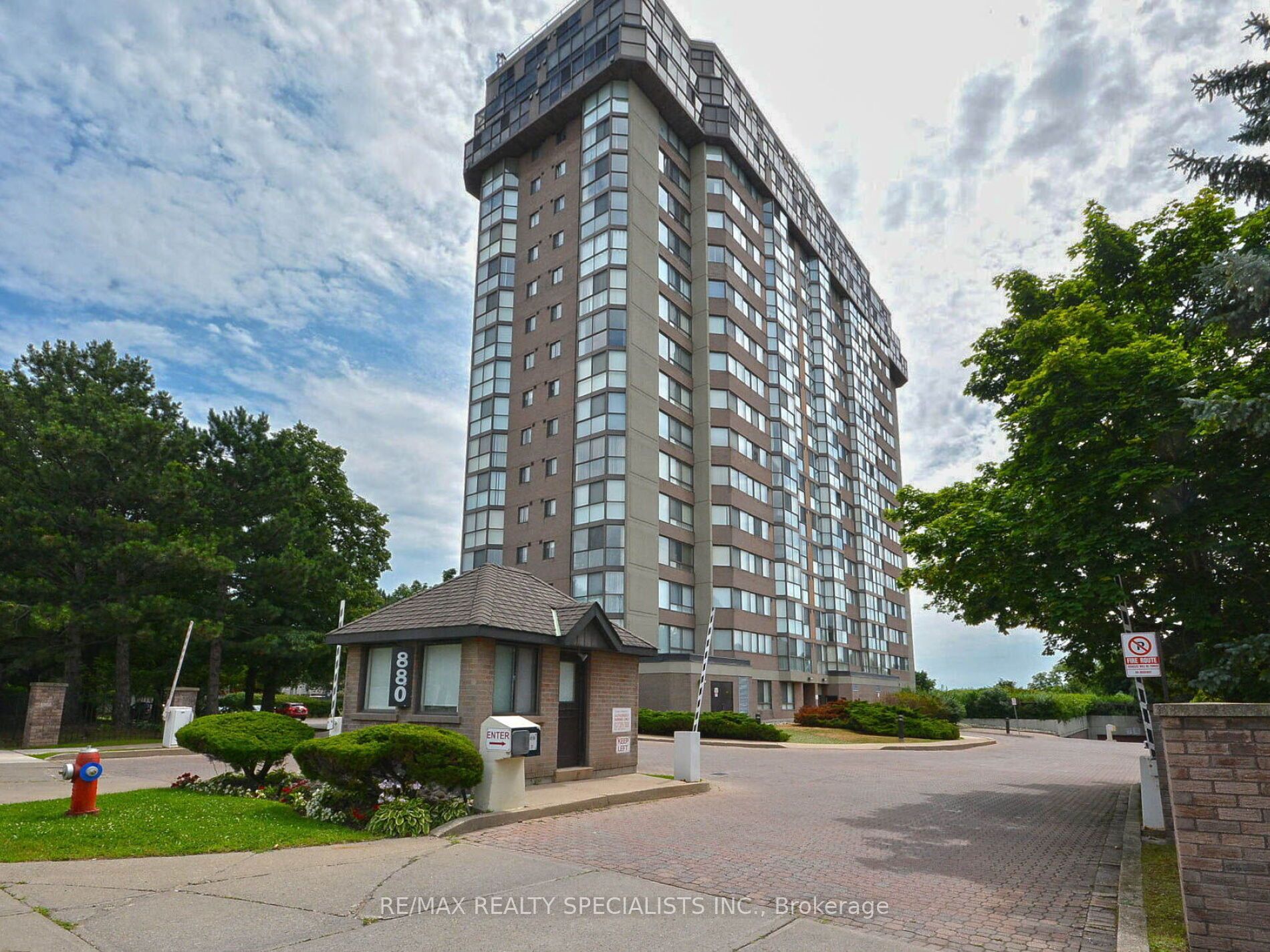 880 Dundas Street W 1002